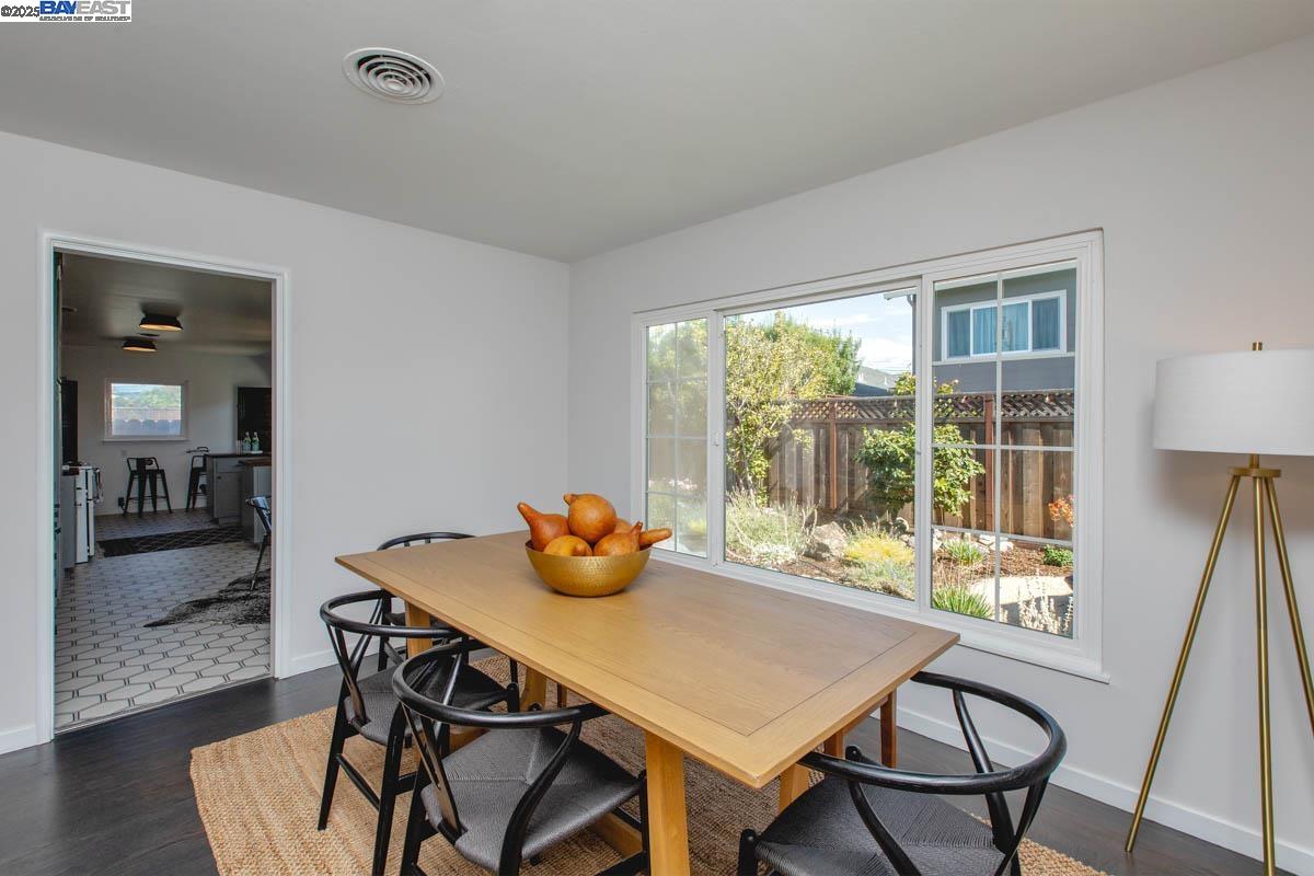 Detail Gallery Image 9 of 43 For 1366 Hansen Ave, Alameda,  CA 94501 - 3 Beds | 2 Baths