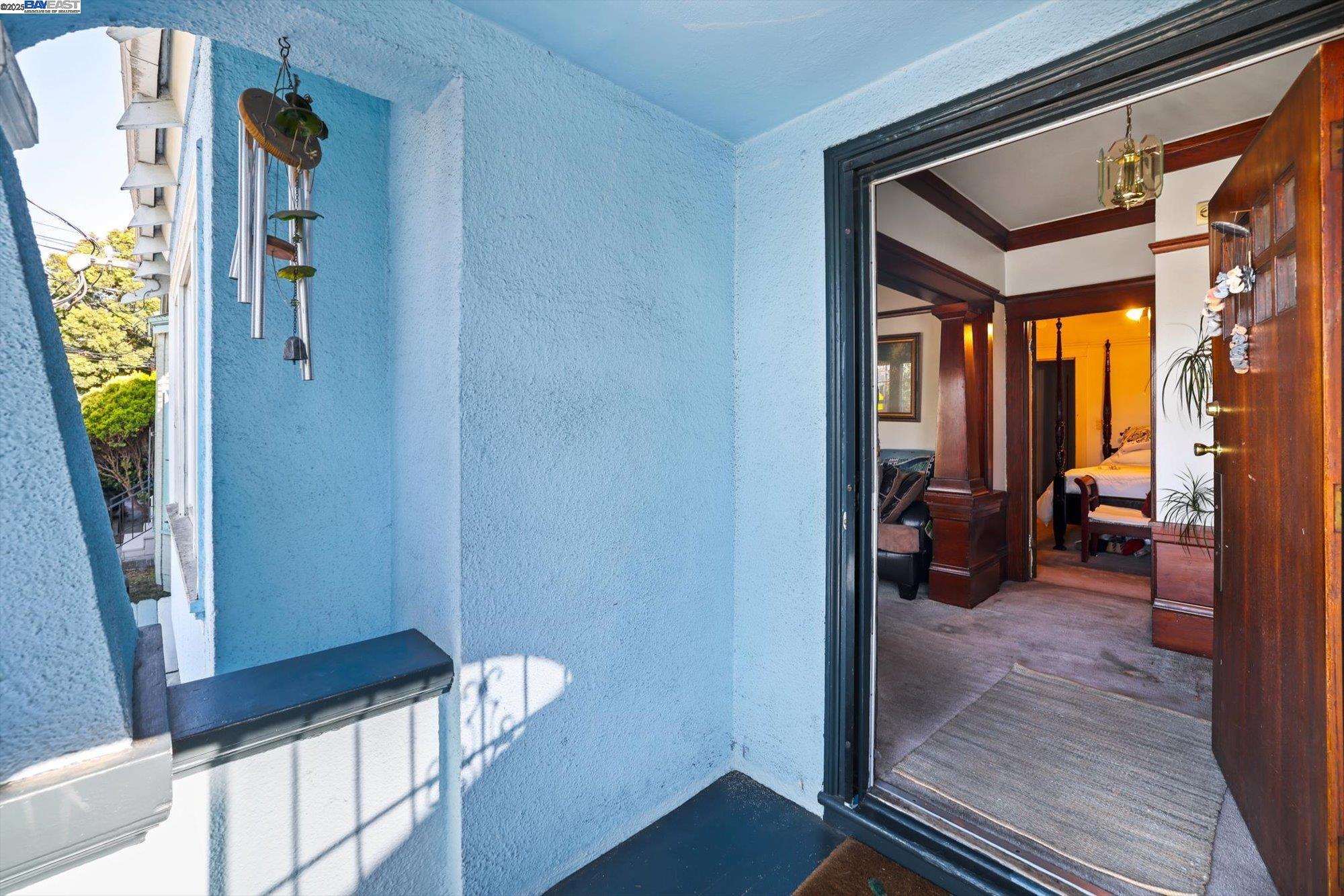 Detail Gallery Image 2 of 34 For 835 Apgar St, Oakland,  CA 94608 - 3 Beds | 2 Baths
