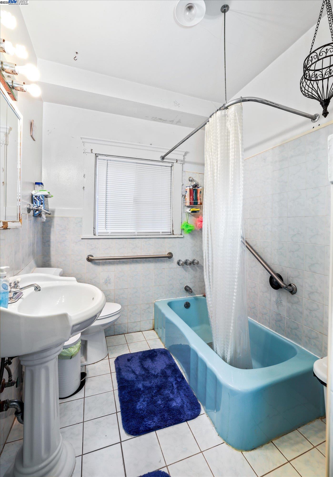 Detail Gallery Image 15 of 34 For 835 Apgar St, Oakland,  CA 94608 - 3 Beds | 2 Baths