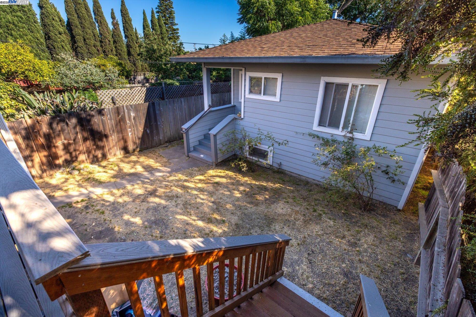 Detail Gallery Image 18 of 34 For 835 Apgar St, Oakland,  CA 94608 - 3 Beds | 2 Baths