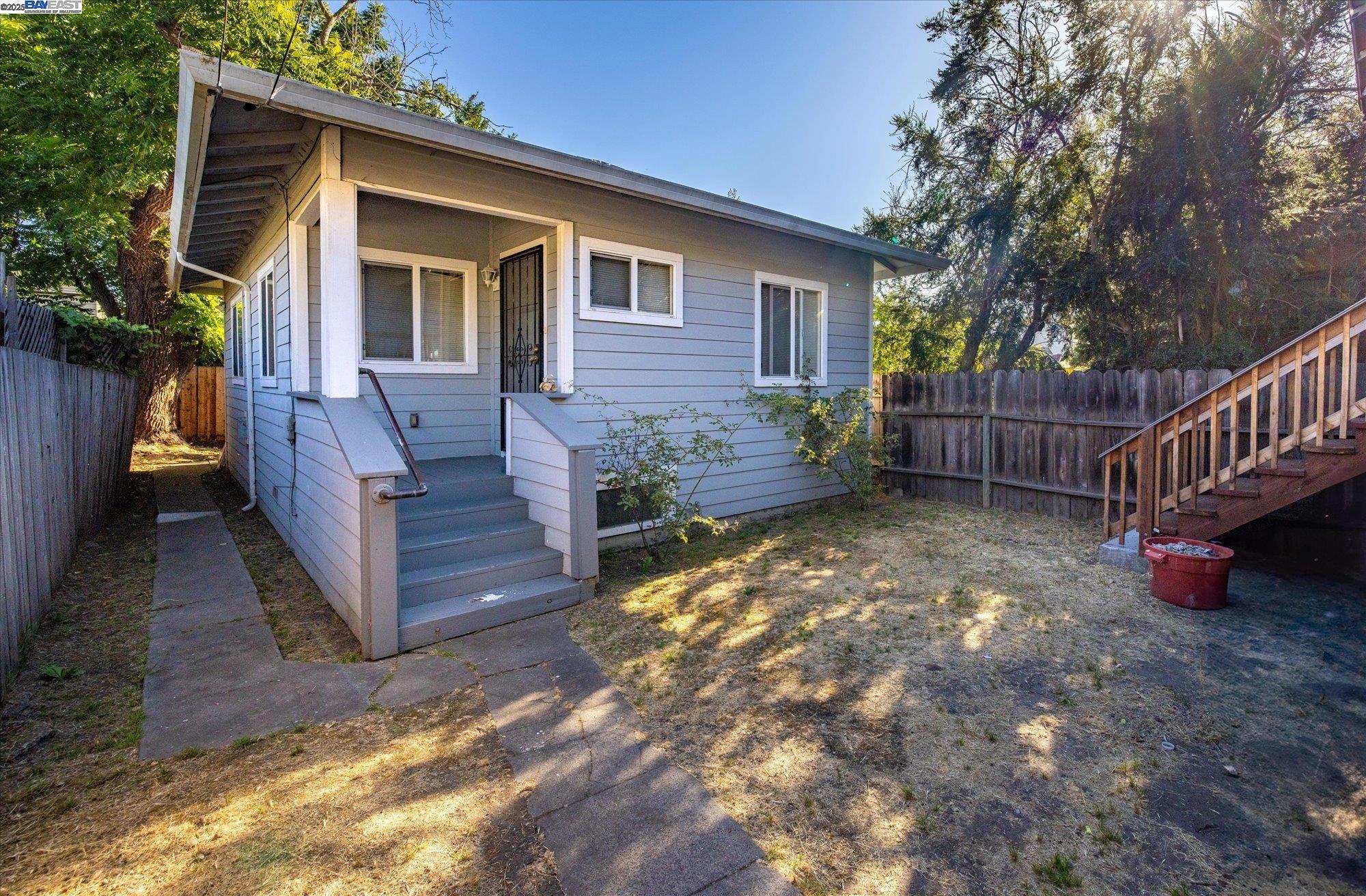 Detail Gallery Image 19 of 34 For 835 Apgar St, Oakland,  CA 94608 - 3 Beds | 2 Baths