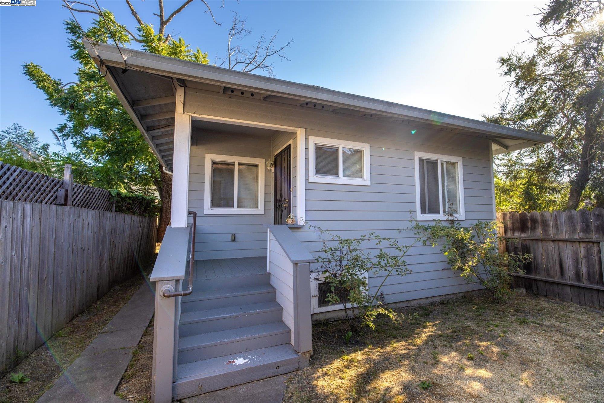 Detail Gallery Image 20 of 34 For 835 Apgar St, Oakland,  CA 94608 - 3 Beds | 2 Baths