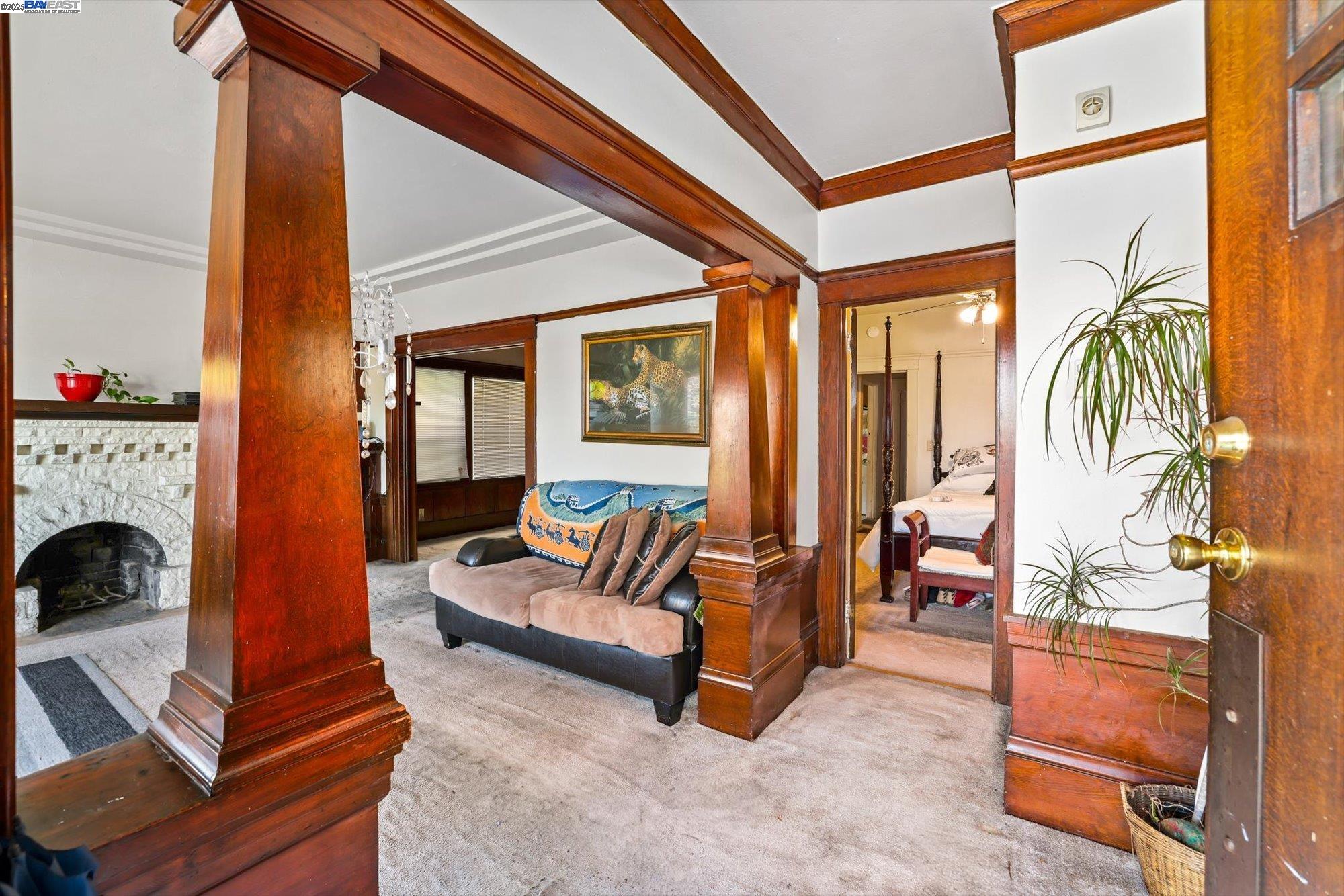Detail Gallery Image 3 of 34 For 835 Apgar St, Oakland,  CA 94608 - 3 Beds | 2 Baths