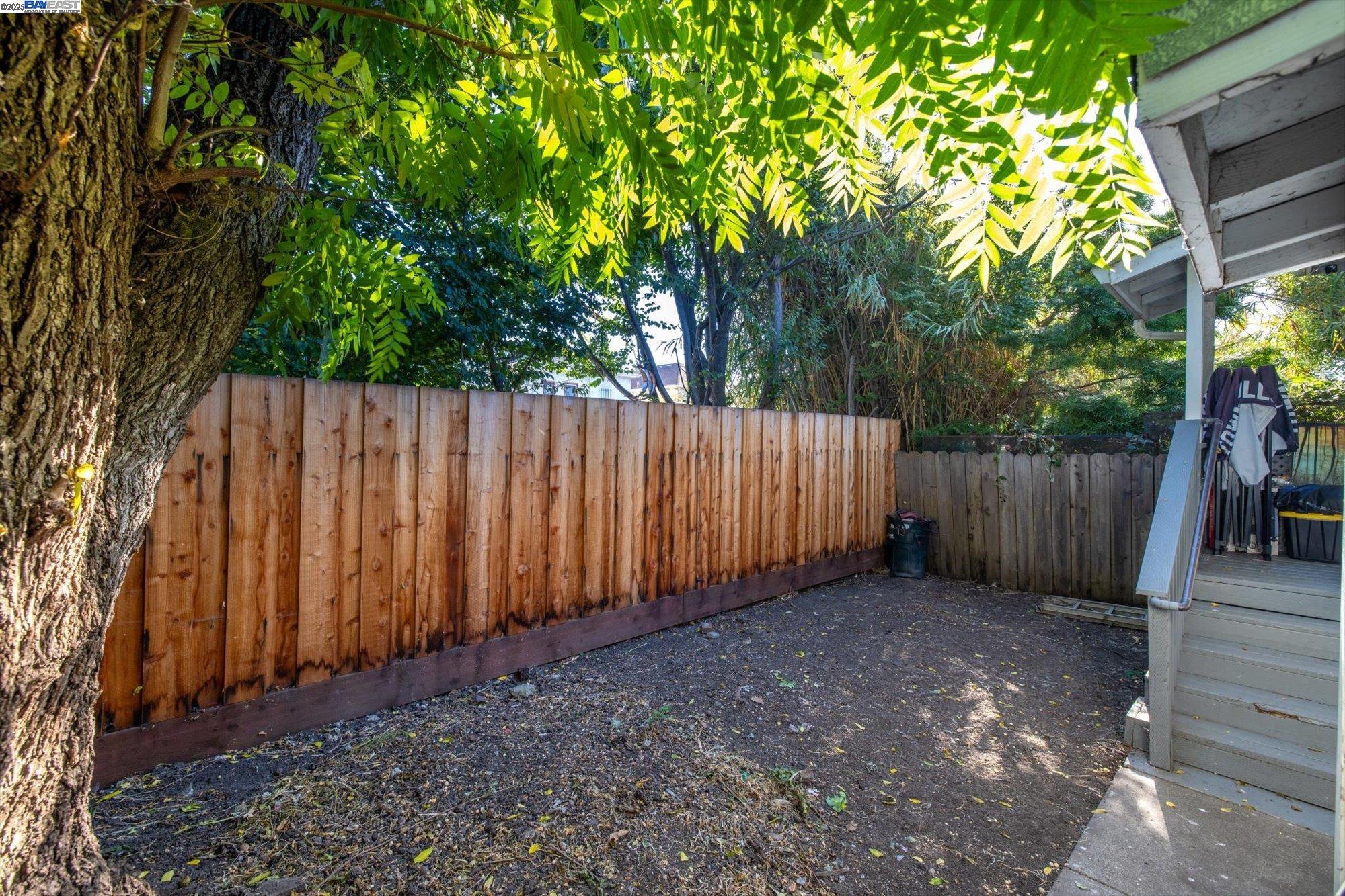 Detail Gallery Image 25 of 34 For 835 Apgar St, Oakland,  CA 94608 - 3 Beds | 2 Baths