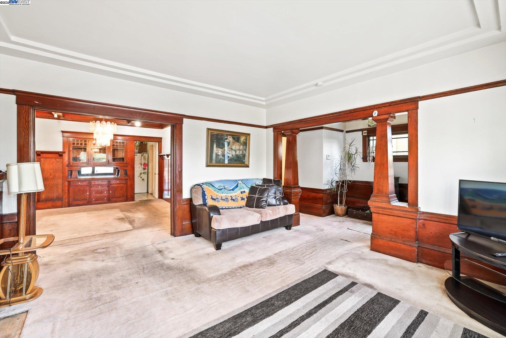 Detail Gallery Image 4 of 34 For 835 Apgar St, Oakland,  CA 94608 - 3 Beds | 2 Baths
