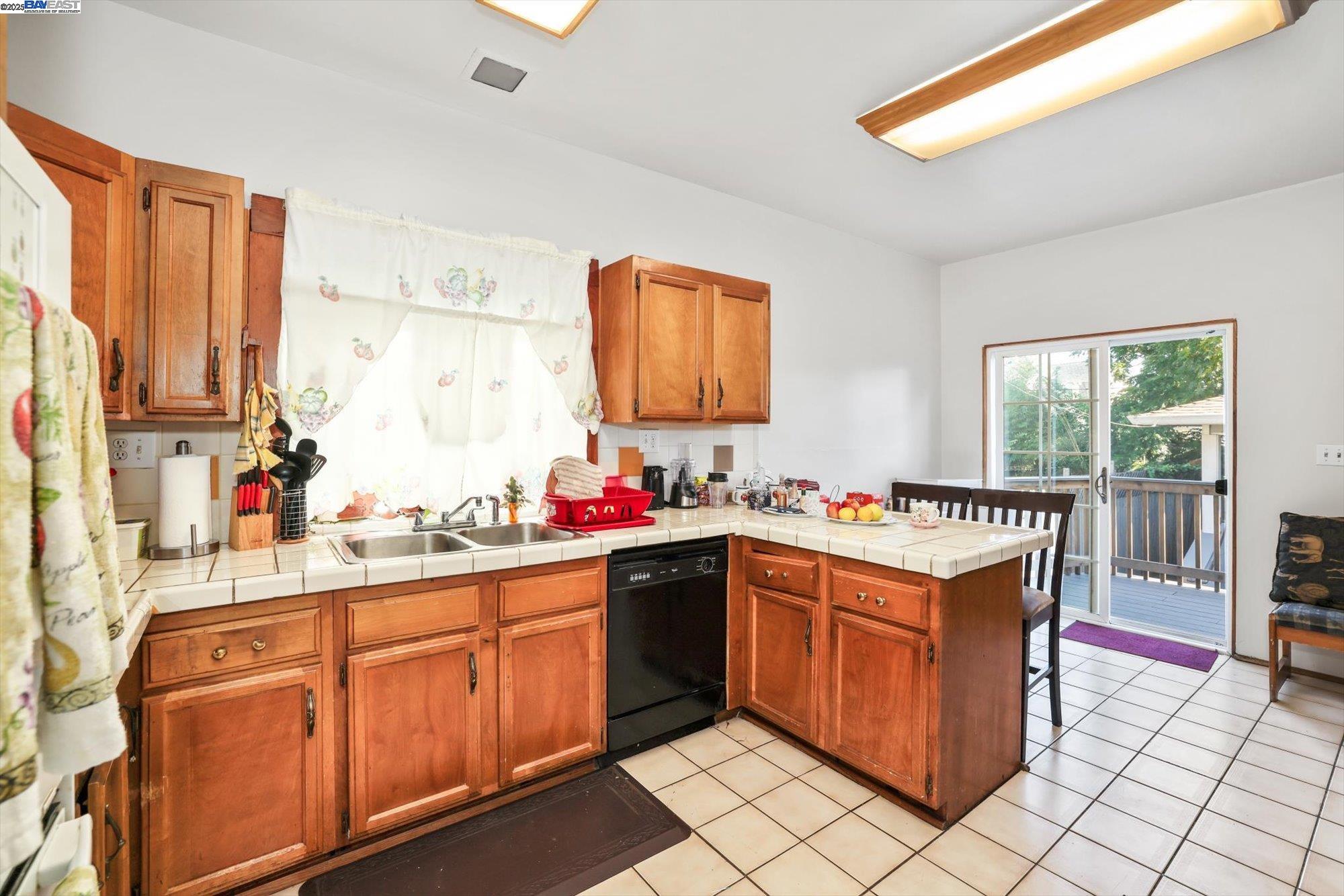Detail Gallery Image 9 of 34 For 835 Apgar St, Oakland,  CA 94608 - 3 Beds | 2 Baths