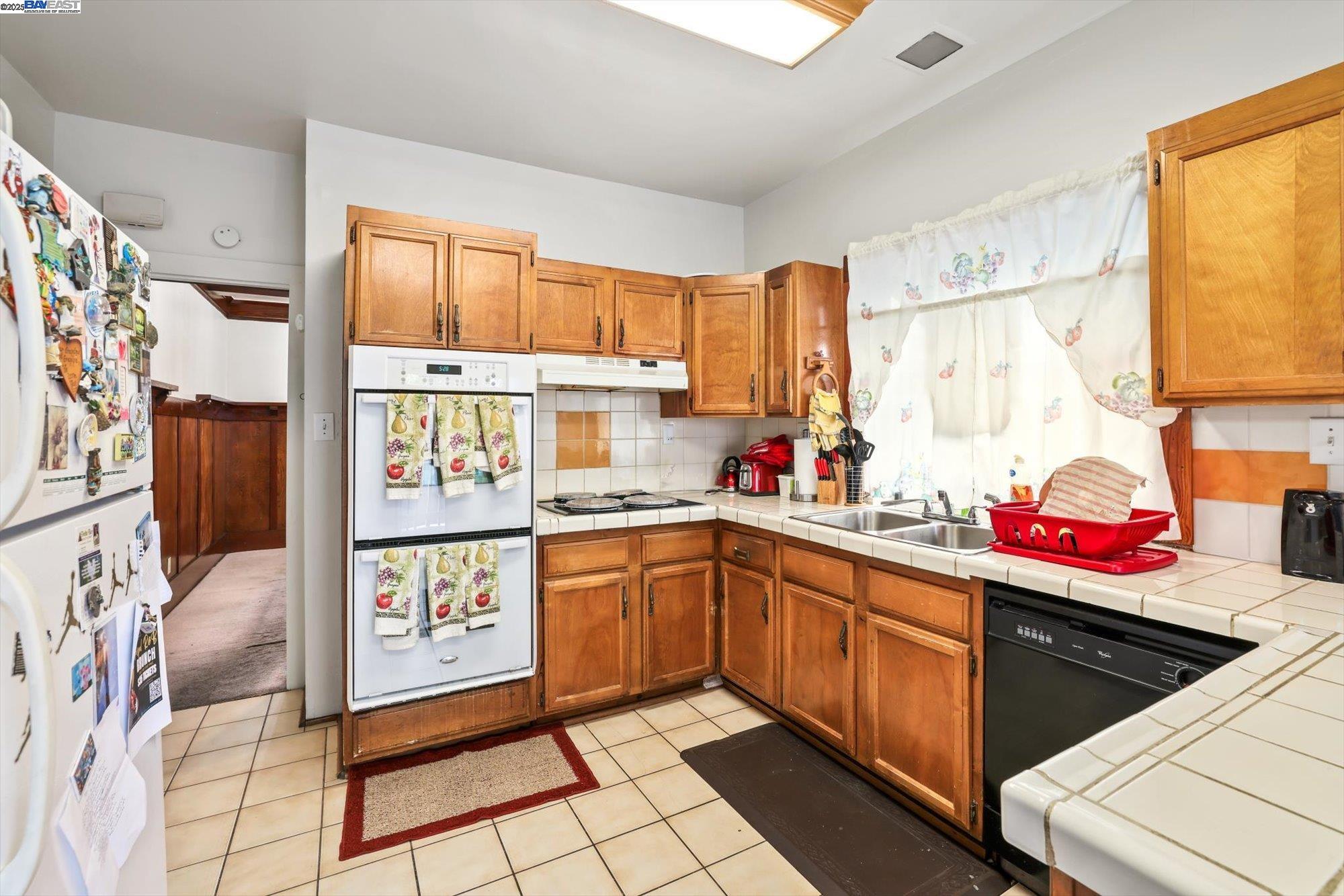 Detail Gallery Image 10 of 34 For 835 Apgar St, Oakland,  CA 94608 - 3 Beds | 2 Baths