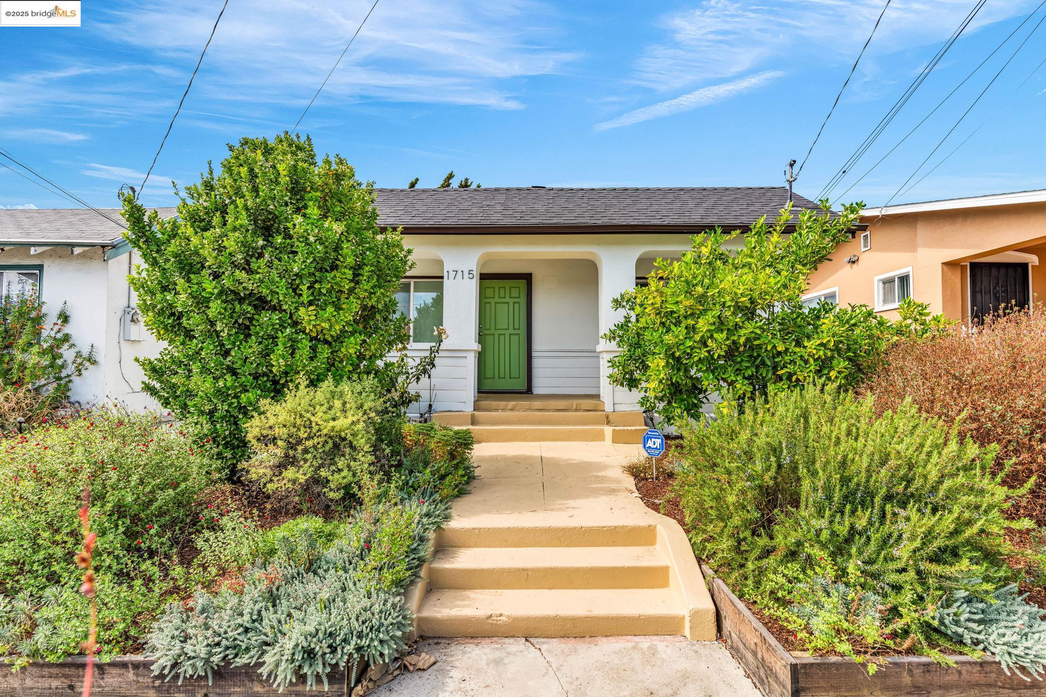 Detail Gallery Image 1 of 32 For 1715 67th Ave, Oakland,  CA 94621 - 3 Beds | 1 Baths