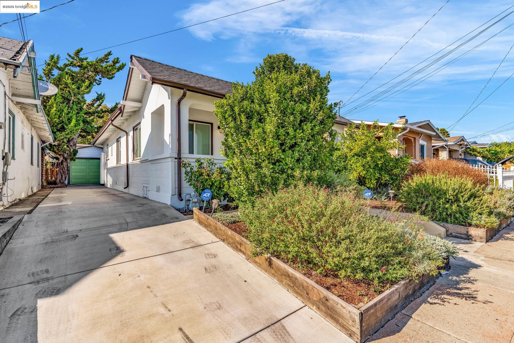 Detail Gallery Image 2 of 32 For 1715 67th Ave, Oakland,  CA 94621 - 3 Beds | 1 Baths
