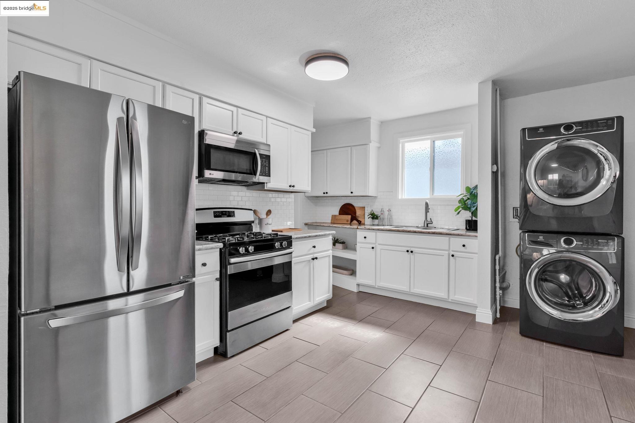 Detail Gallery Image 15 of 32 For 1715 67th Ave, Oakland,  CA 94621 - 3 Beds | 1 Baths