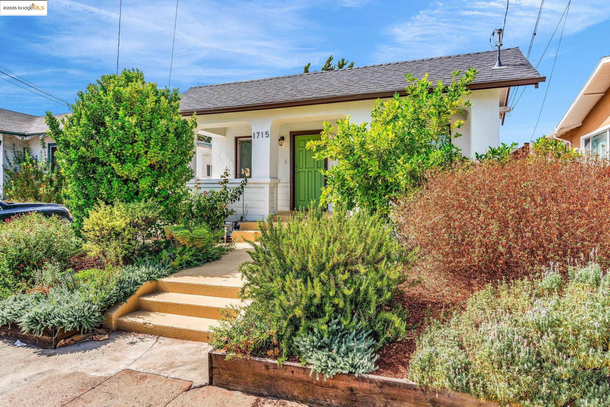 Detail Gallery Image 3 of 32 For 1715 67th Ave, Oakland,  CA 94621 - 3 Beds | 1 Baths