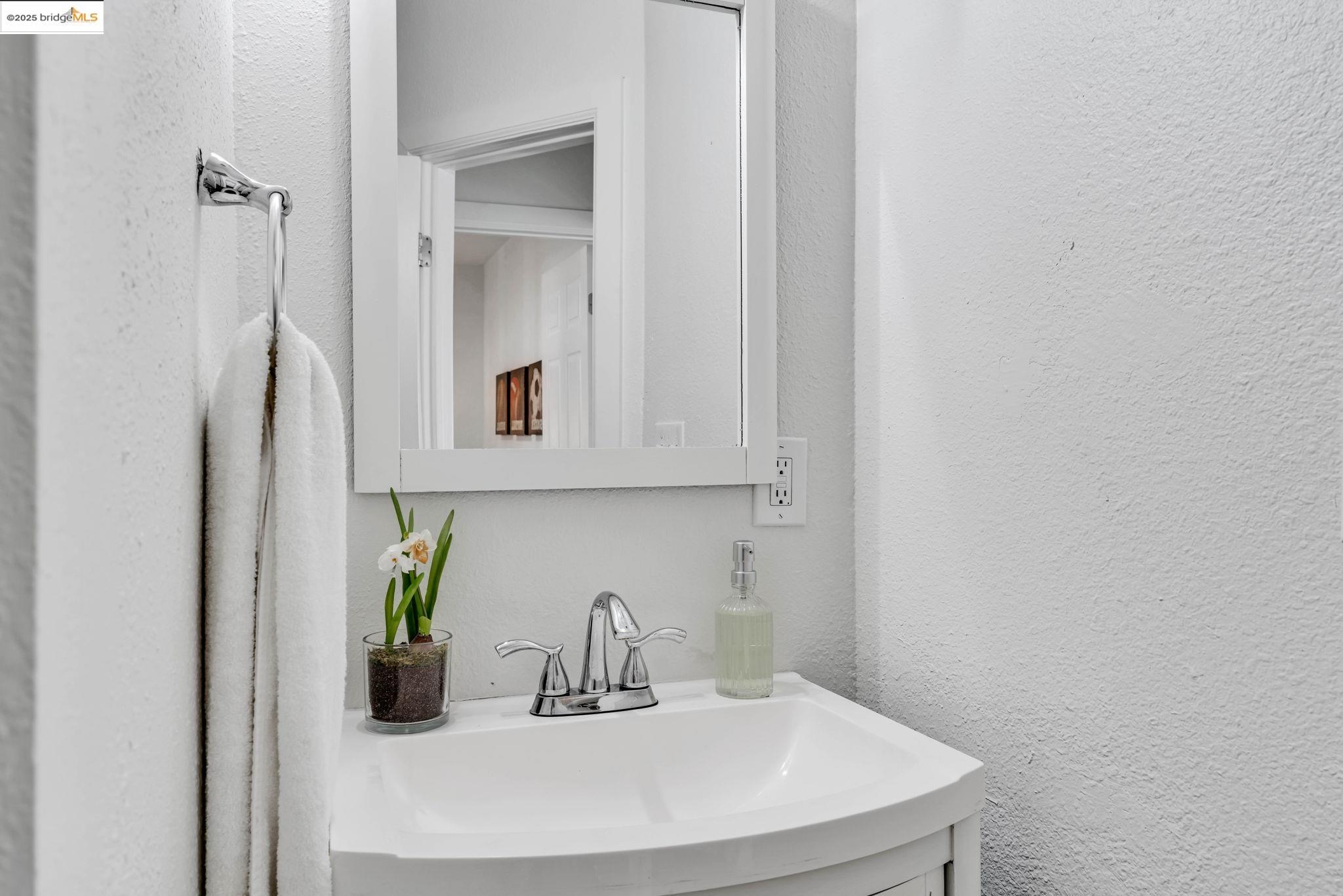 Detail Gallery Image 25 of 32 For 1715 67th Ave, Oakland,  CA 94621 - 3 Beds | 1 Baths