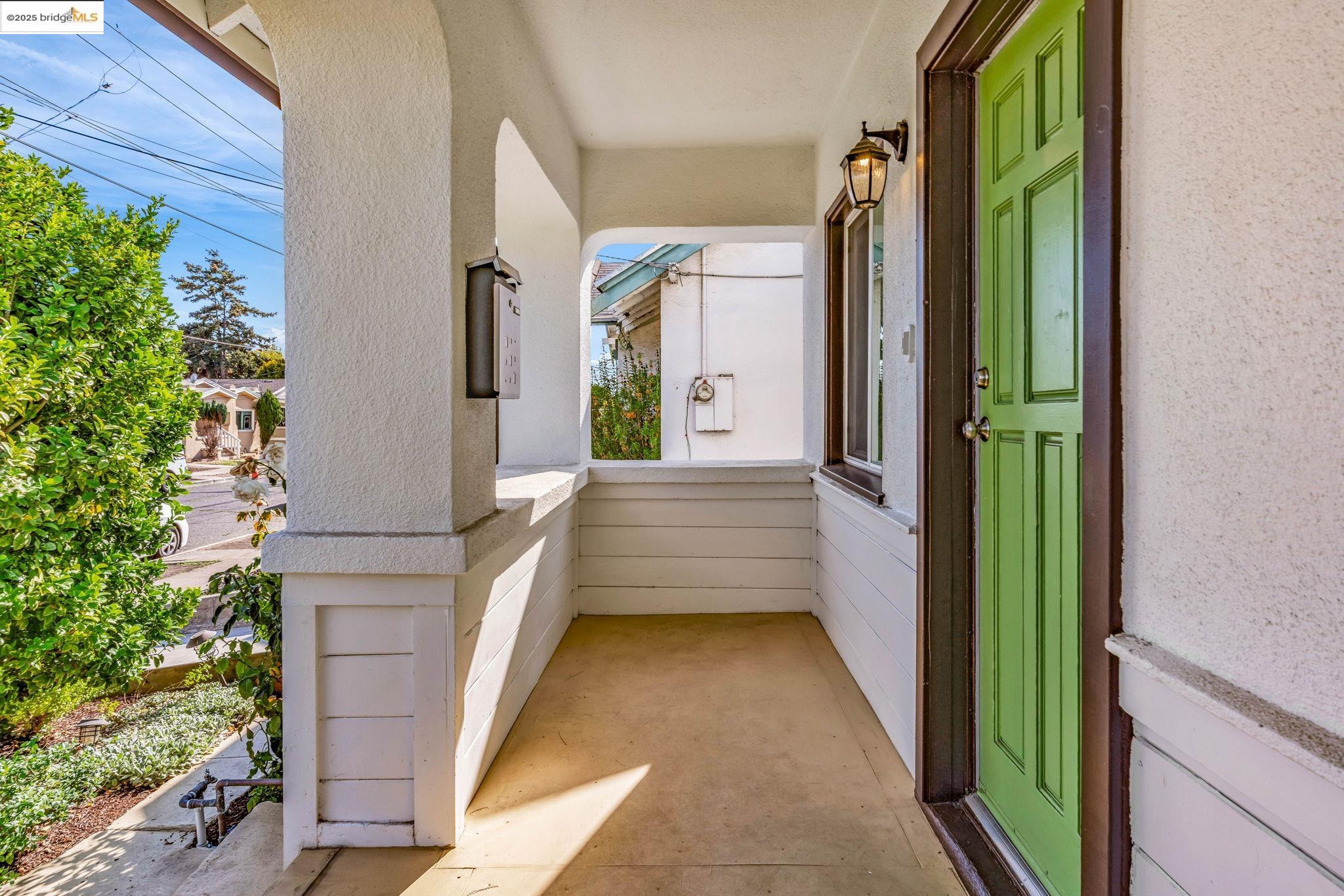 Detail Gallery Image 5 of 32 For 1715 67th Ave, Oakland,  CA 94621 - 3 Beds | 1 Baths