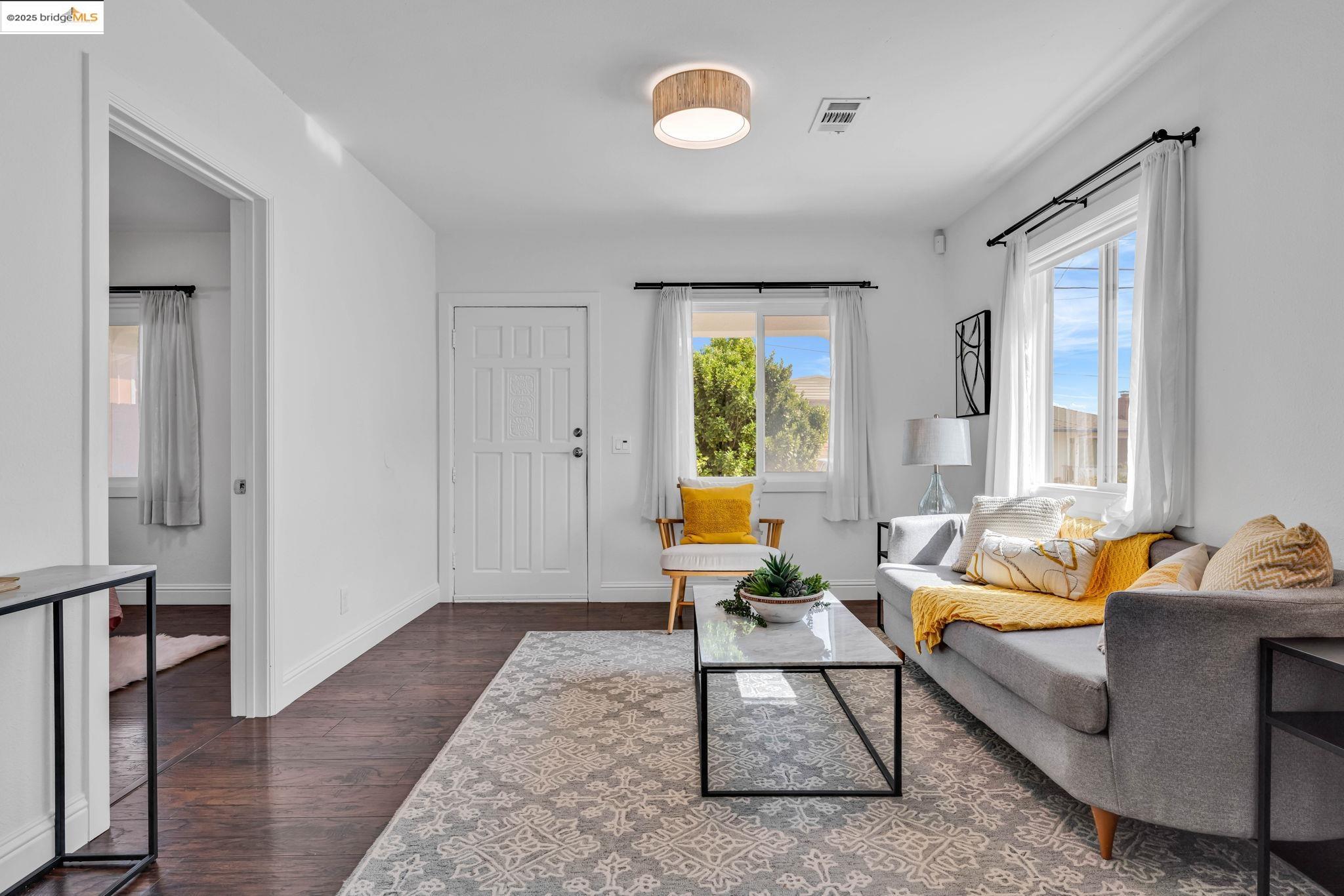 Detail Gallery Image 9 of 32 For 1715 67th Ave, Oakland,  CA 94621 - 3 Beds | 1 Baths