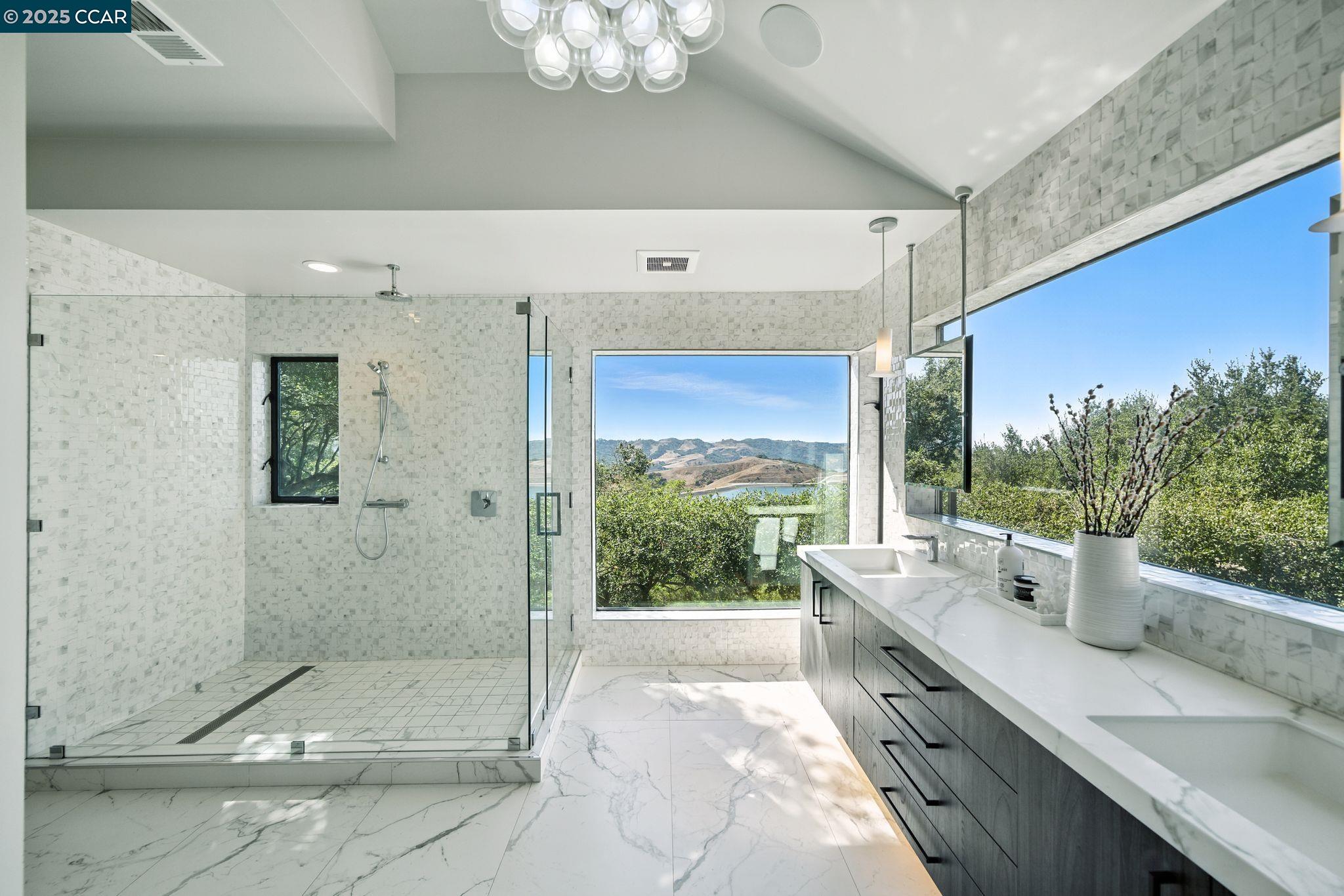 Detail Gallery Image 20 of 49 For 121 Tappan Ln, Orinda,  CA 94563 - 5 Beds | 5 Baths