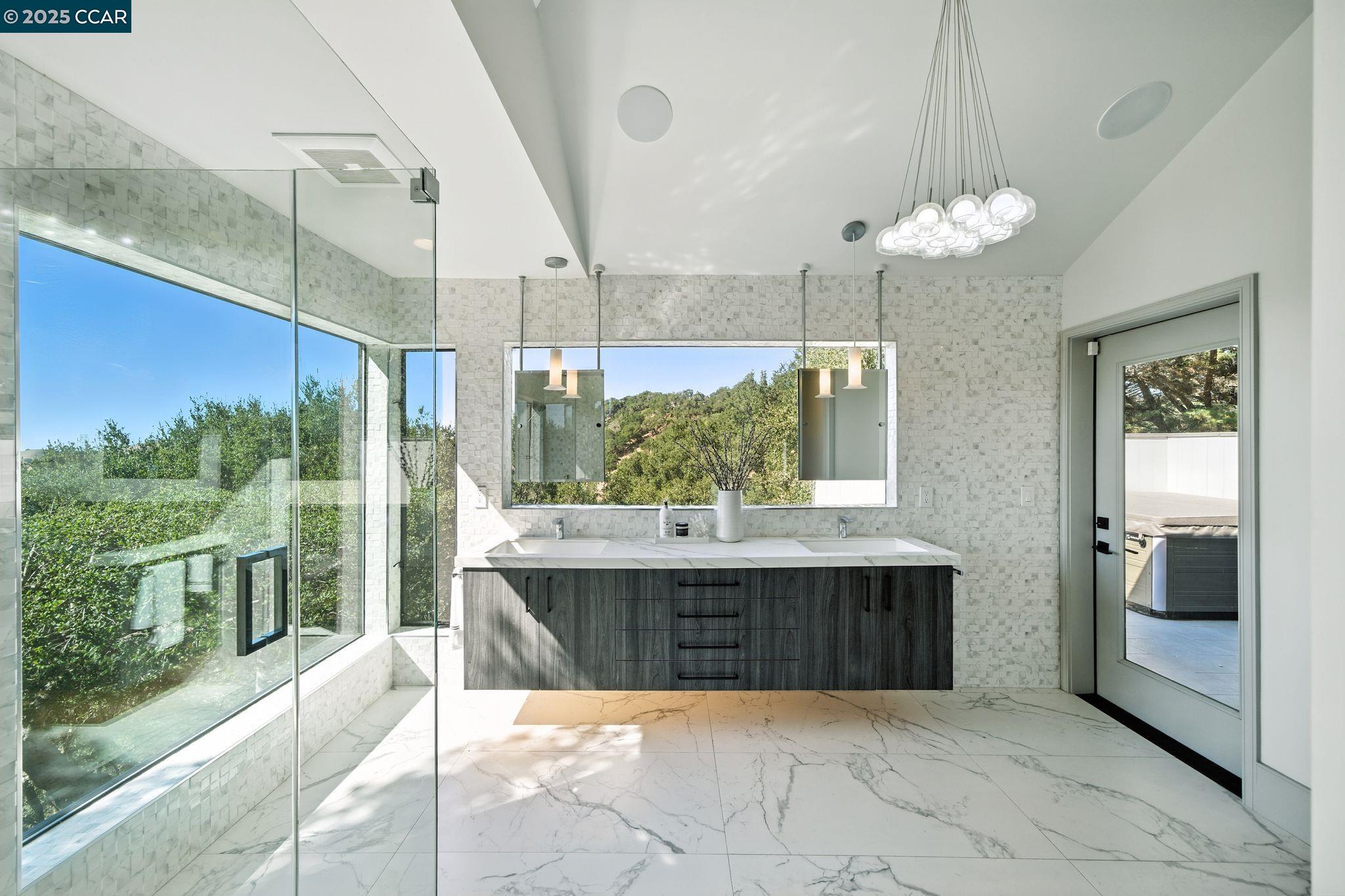Detail Gallery Image 21 of 49 For 121 Tappan Ln, Orinda,  CA 94563 - 5 Beds | 5 Baths