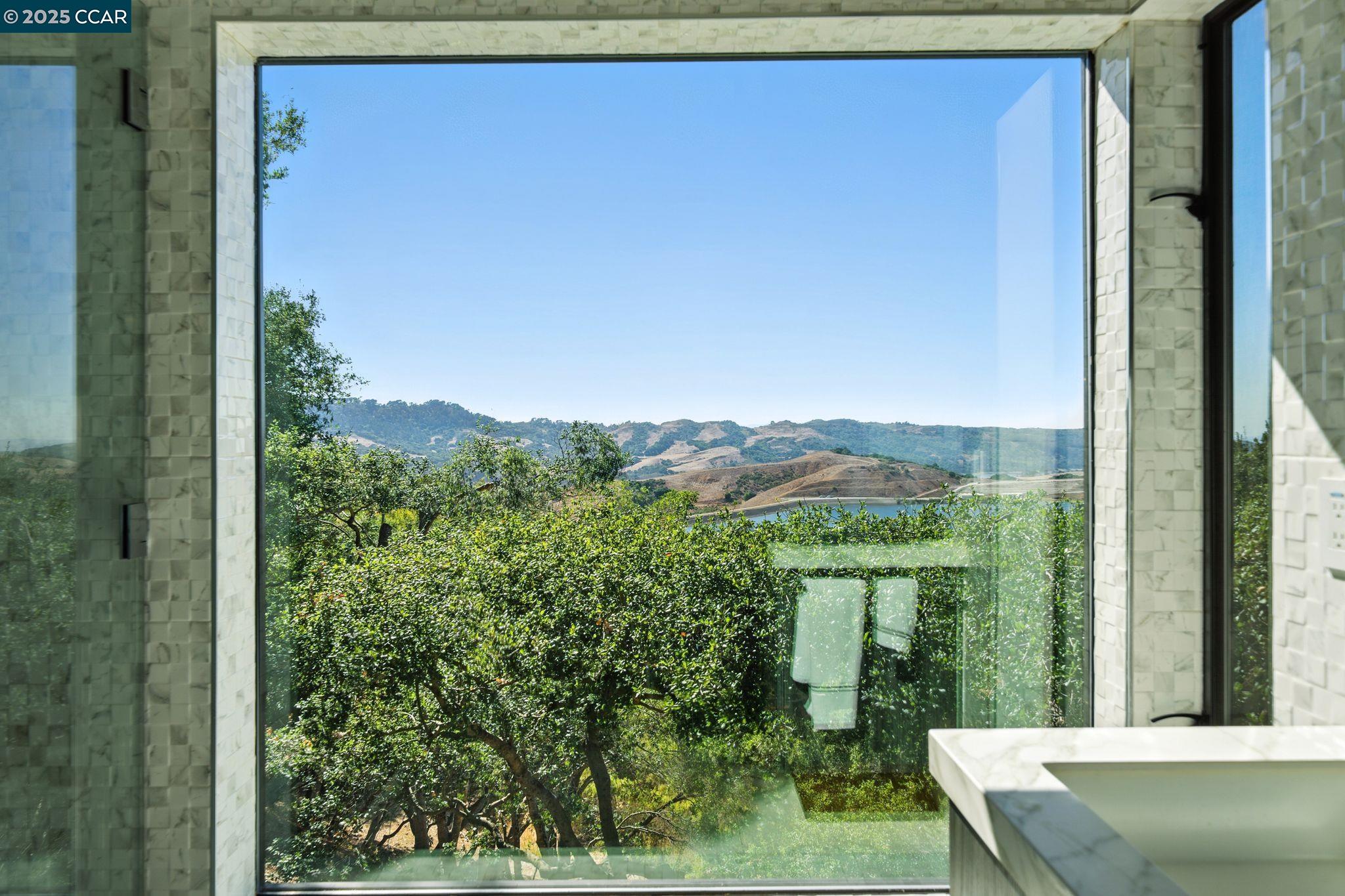 Detail Gallery Image 23 of 49 For 121 Tappan Ln, Orinda,  CA 94563 - 5 Beds | 5 Baths
