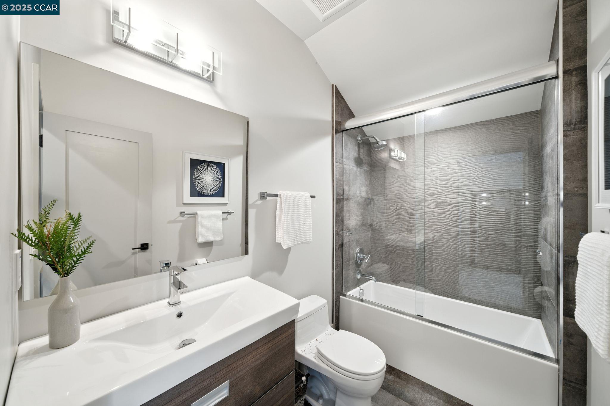 Detail Gallery Image 33 of 49 For 121 Tappan Ln, Orinda,  CA 94563 - 5 Beds | 5 Baths