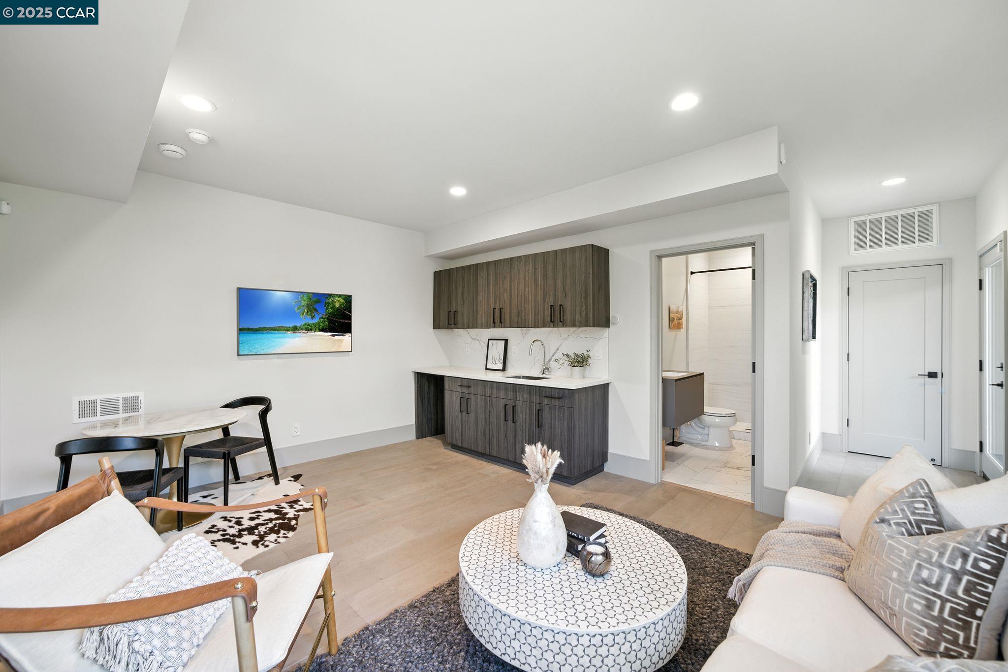 Detail Gallery Image 37 of 49 For 121 Tappan Ln, Orinda,  CA 94563 - 5 Beds | 5 Baths