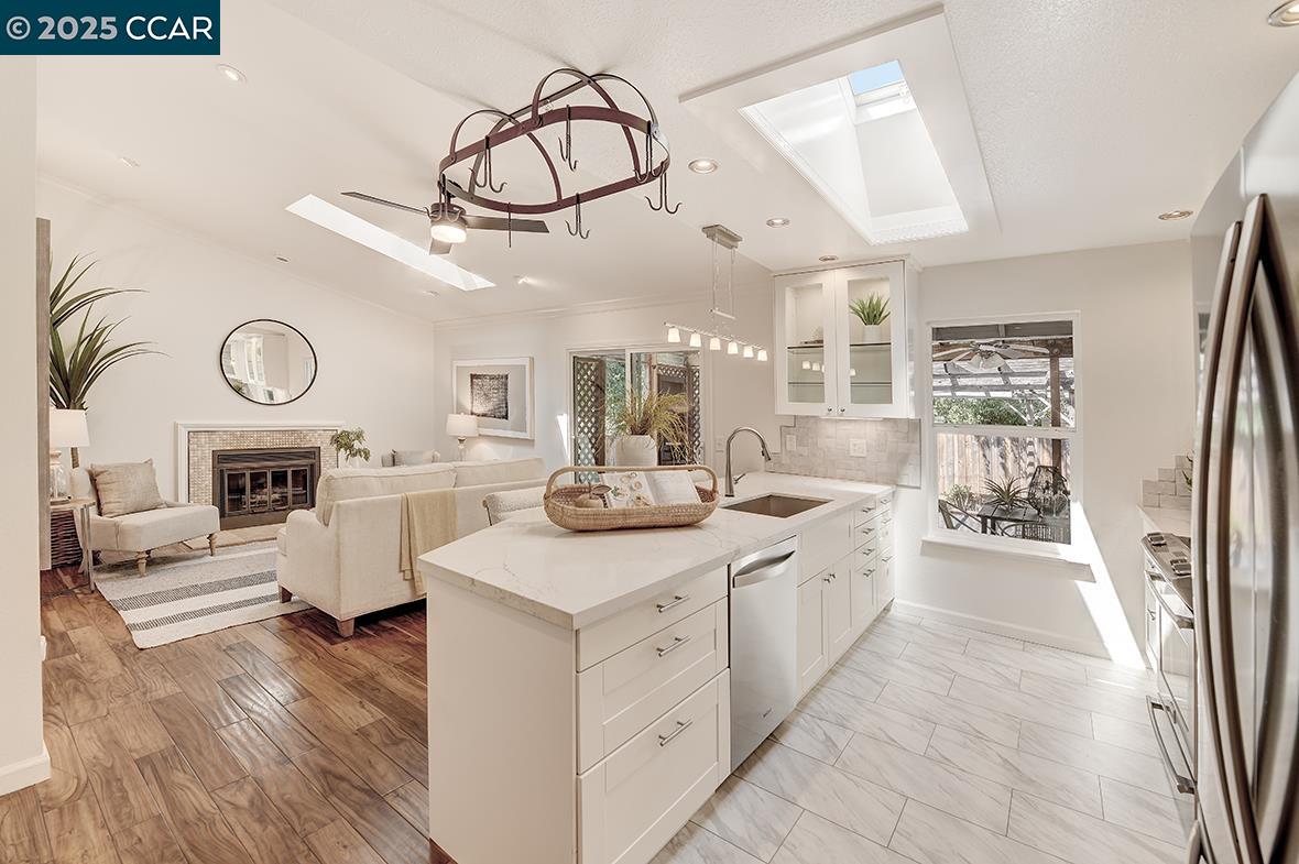 Detail Gallery Image 15 of 60 For 3015 Lanway Ct, Concord,  CA 94518 - 4 Beds | 2/1 Baths