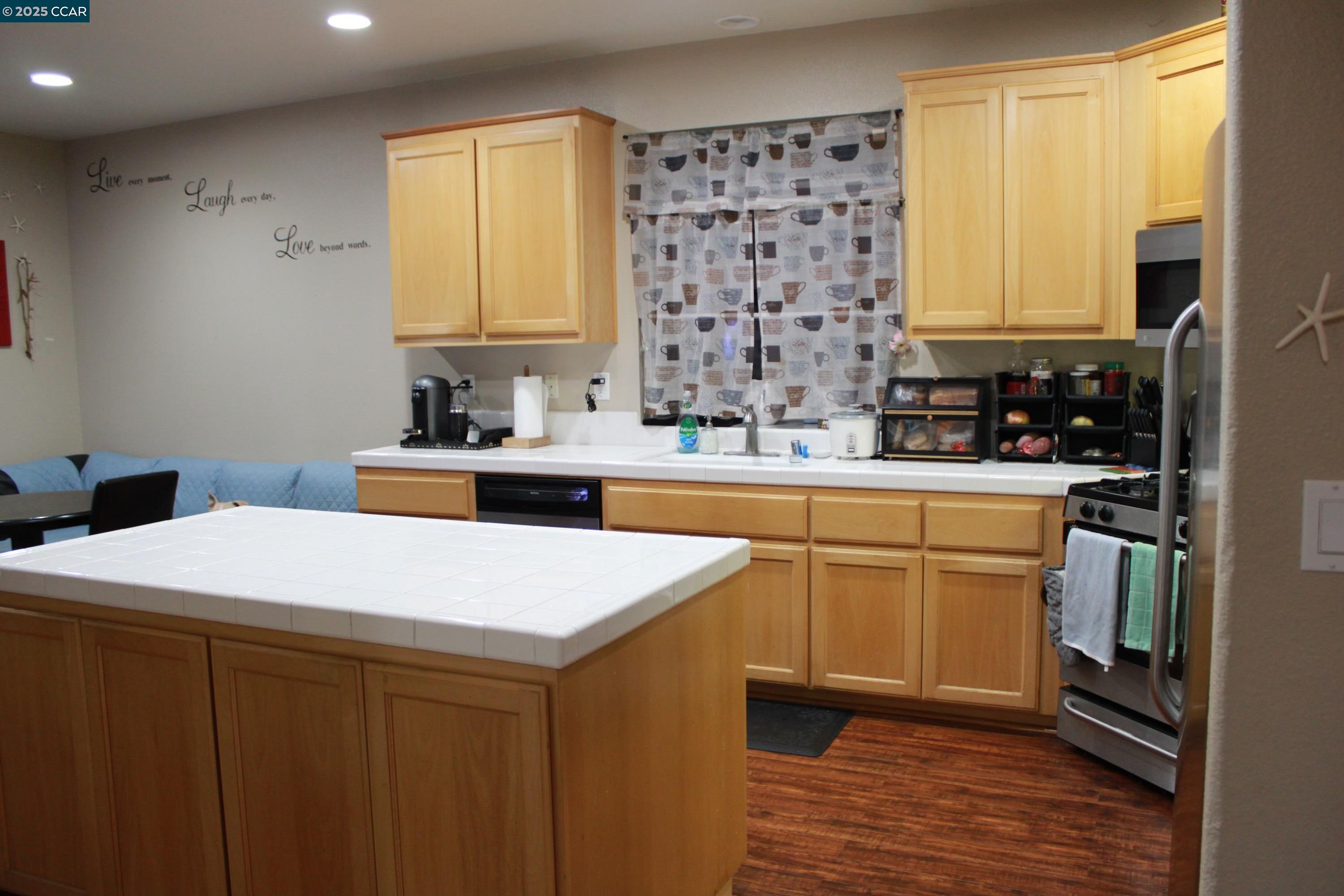Detail Gallery Image 9 of 20 For 100 Copper Beech Gln, Hercules,  CA 94547 - 5 Beds | 3 Baths