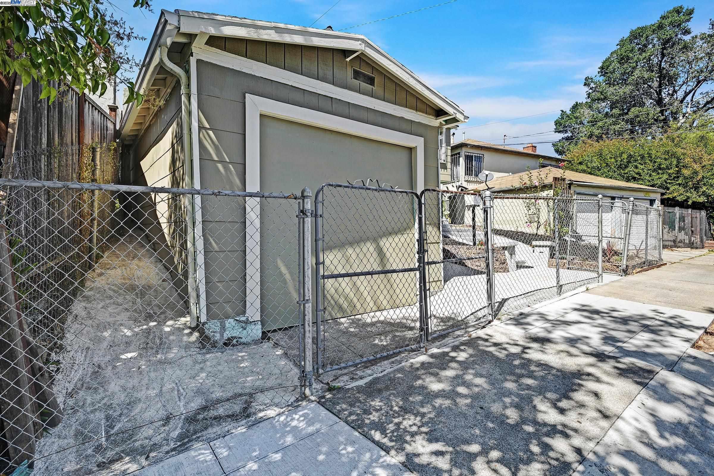 Detail Gallery Image 5 of 41 For 2309 High St, Oakland,  CA 94601 - 3 Beds | 2/1 Baths