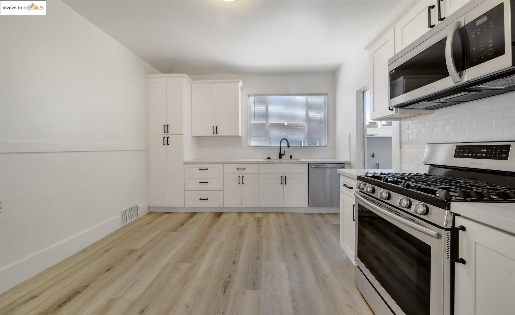 Detail Gallery Image 11 of 29 For 2445 66th Ave, Oakland,  CA 94605 - 4 Beds | 2 Baths