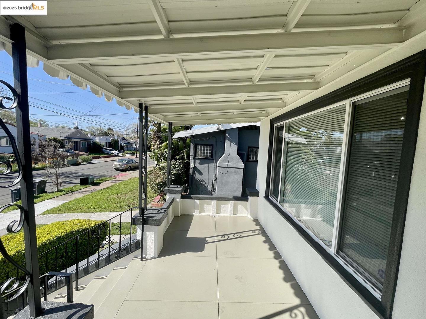 Detail Gallery Image 5 of 29 For 2445 66th Ave, Oakland,  CA 94605 - 4 Beds | 2 Baths