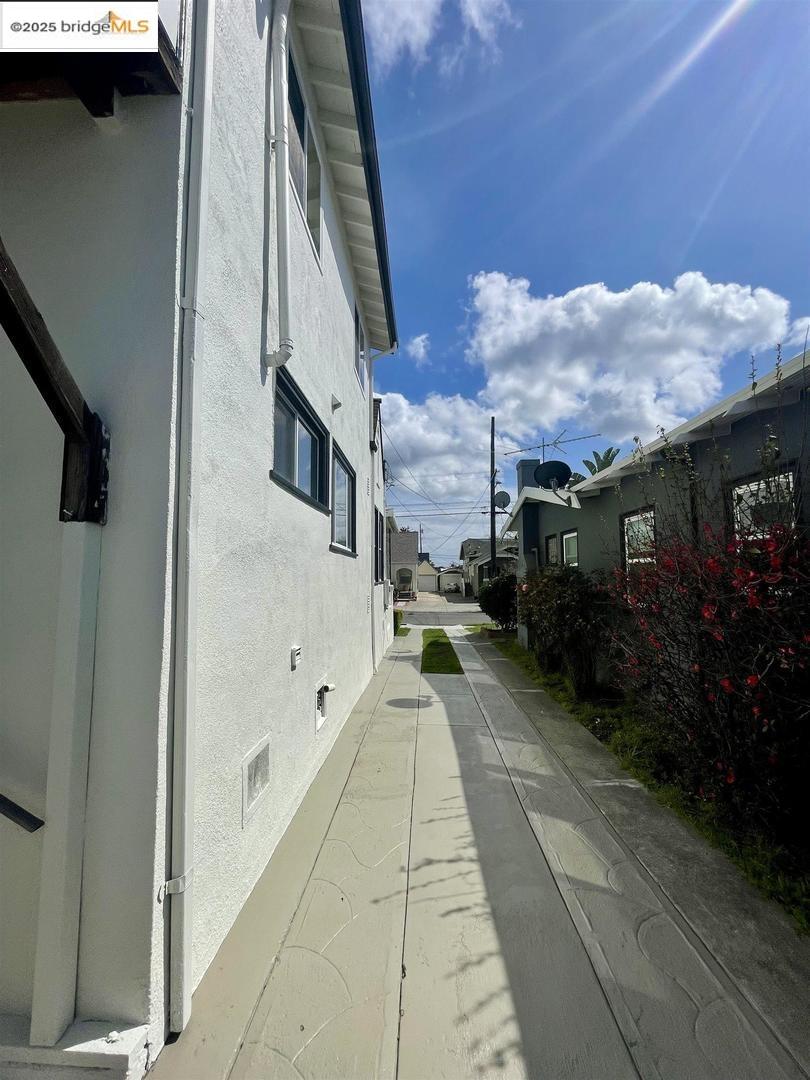 Detail Gallery Image 7 of 29 For 2445 66th Ave, Oakland,  CA 94605 - 4 Beds | 2 Baths