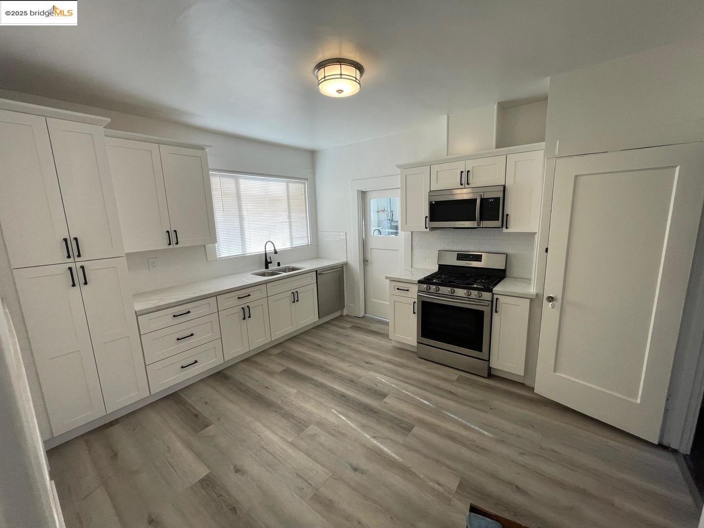 Detail Gallery Image 10 of 29 For 2445 66th Ave, Oakland,  CA 94605 - 4 Beds | 2 Baths