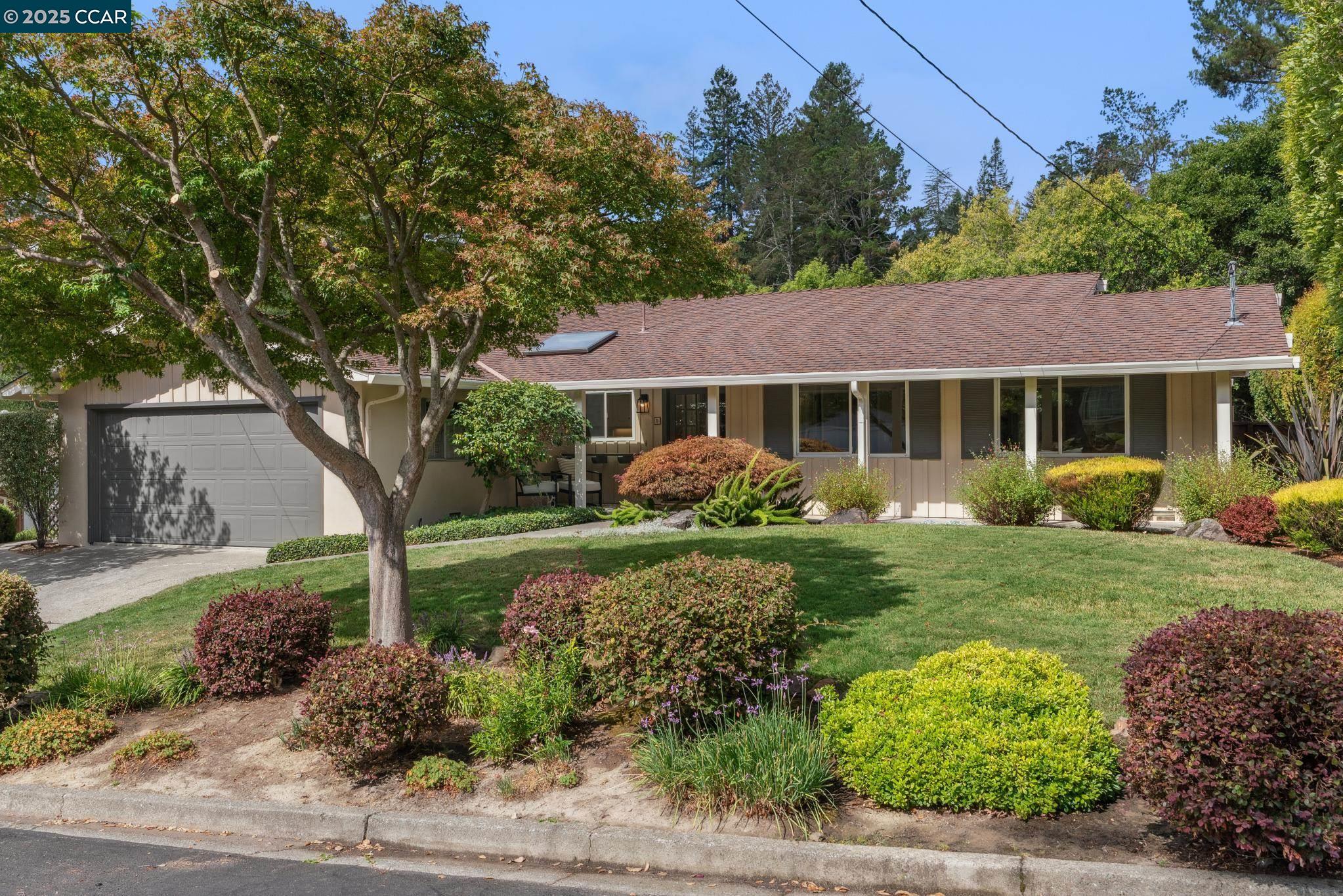 Detail Gallery Image 1 of 1 For 8 Southwaite Ct, Orinda,  CA 94563 - 4 Beds | 3 Baths