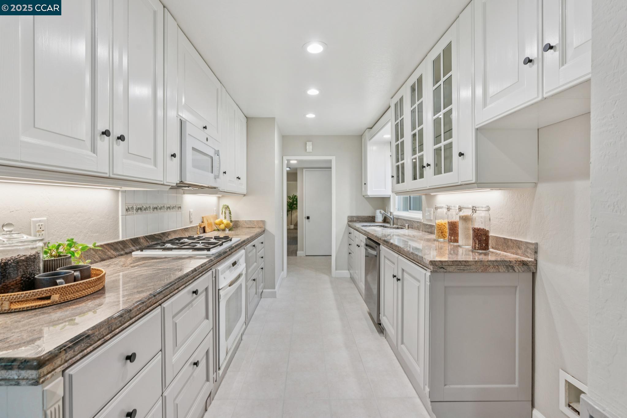 Detail Gallery Image 16 of 52 For 8 Southwaite Ct, Orinda,  CA 94563 - 4 Beds | 3 Baths