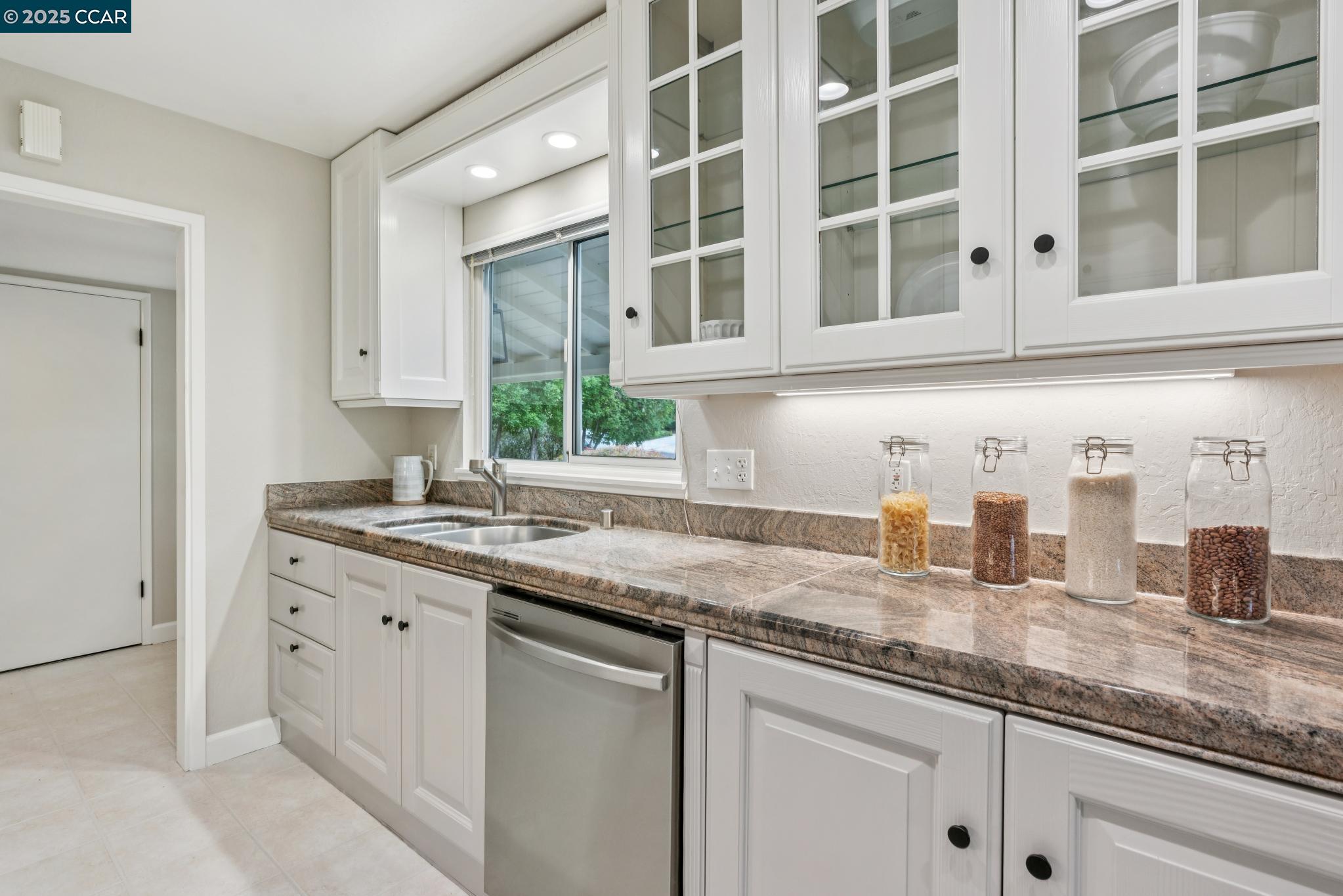Detail Gallery Image 17 of 52 For 8 Southwaite Ct, Orinda,  CA 94563 - 4 Beds | 3 Baths