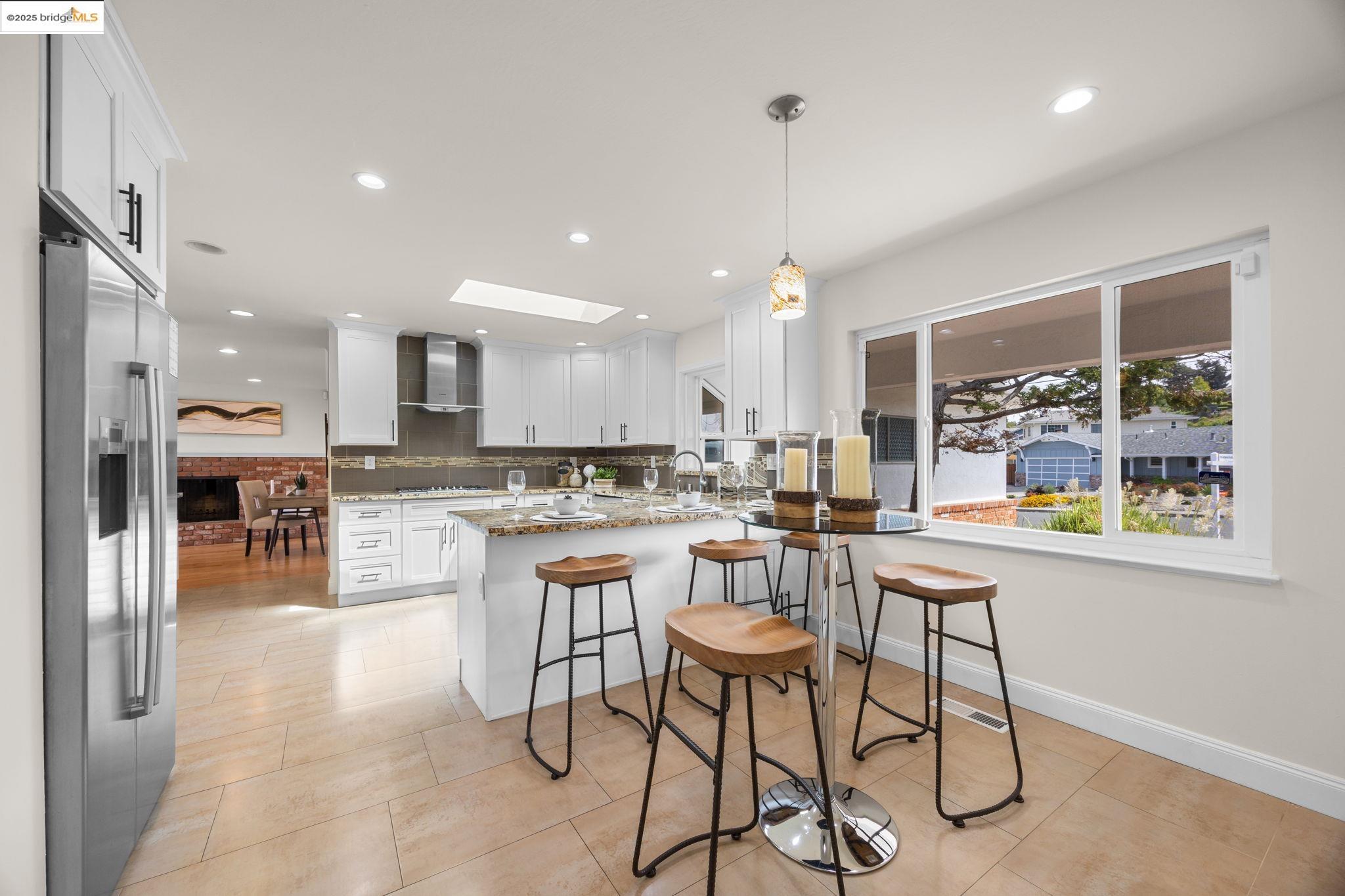 Detail Gallery Image 10 of 41 For 1834 Skyview Dr, San Leandro,  CA 94577 - 4 Beds | 2/1 Baths