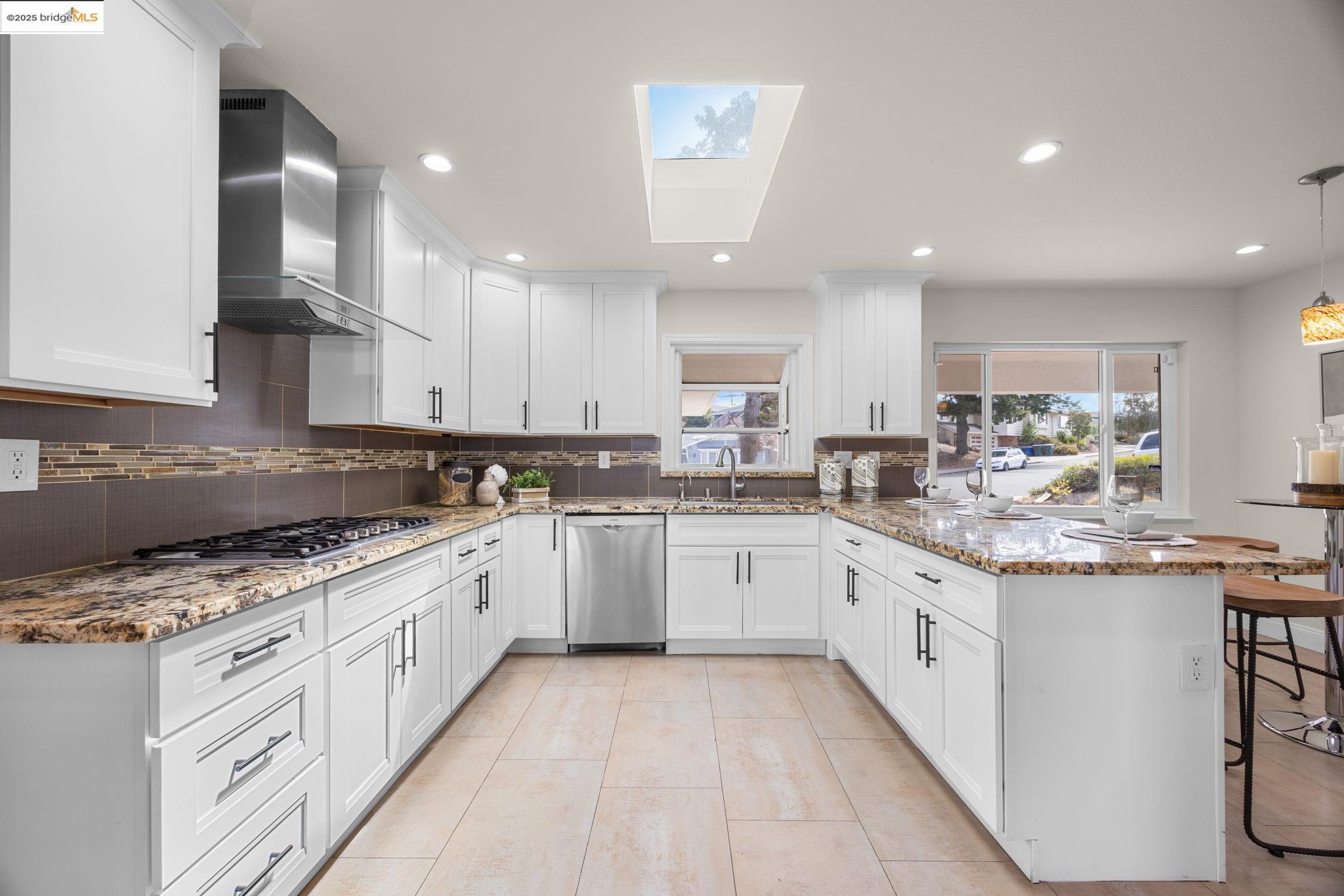Detail Gallery Image 8 of 41 For 1834 Skyview Dr, San Leandro,  CA 94577 - 4 Beds | 2/1 Baths