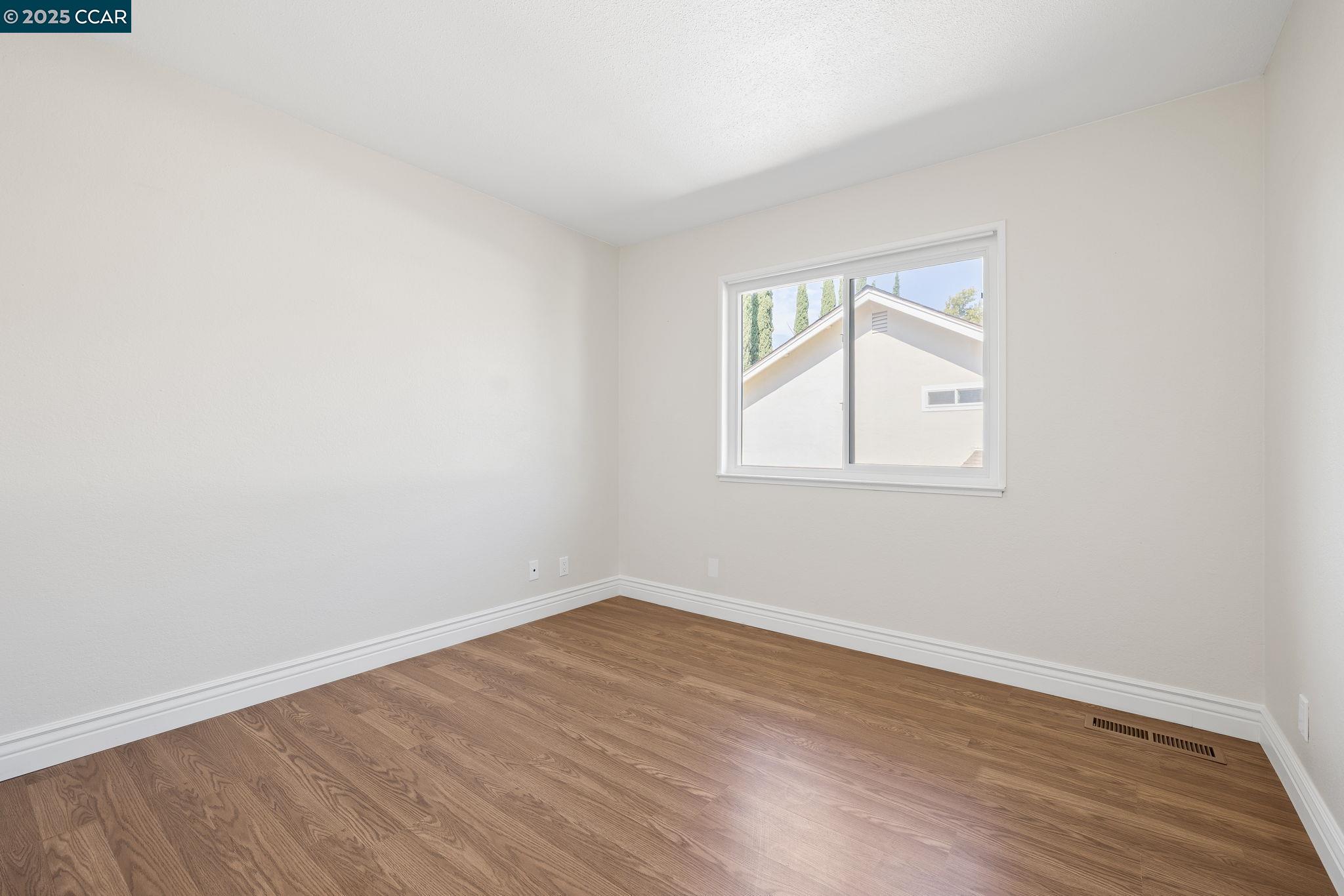 Detail Gallery Image 19 of 37 For 4516 Spring Valley Way, Concord,  CA 94521 - 4 Beds | 2/1 Baths