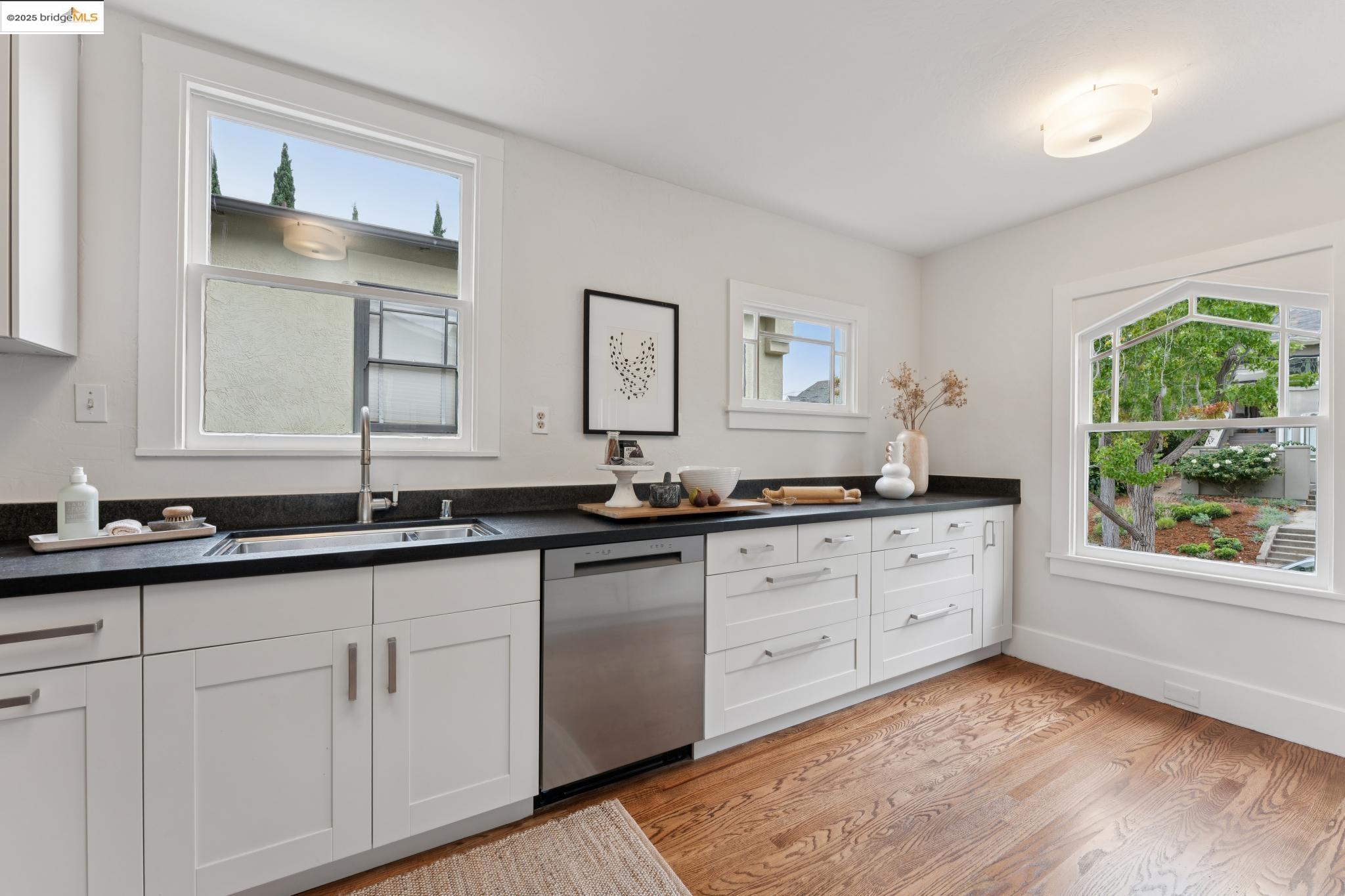 Detail Gallery Image 13 of 60 For 124 Arbor Drive, Piedmont,  CA 94611 - 4 Beds | 3 Baths