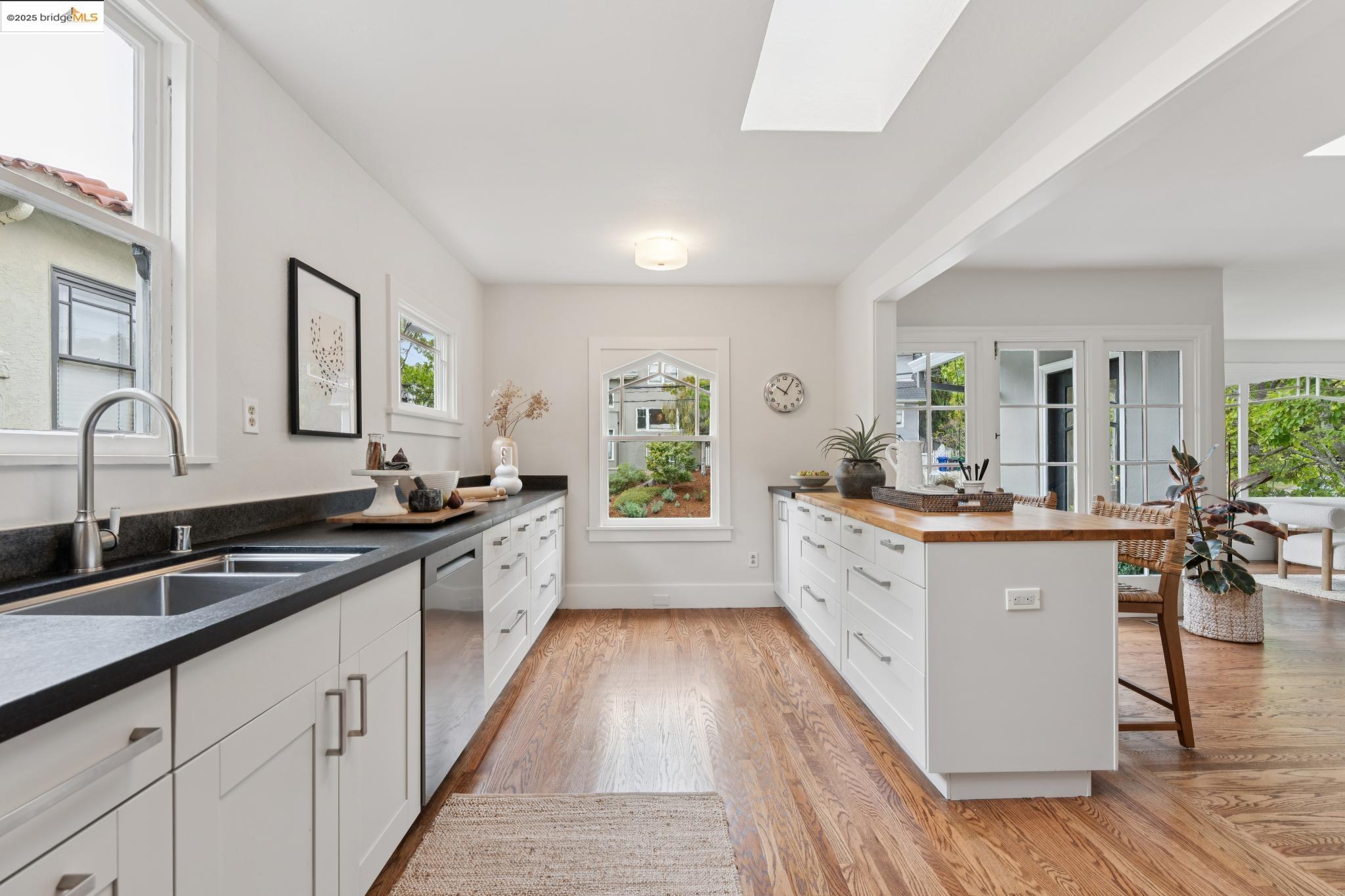 Detail Gallery Image 14 of 60 For 124 Arbor Drive, Piedmont,  CA 94611 - 4 Beds | 3 Baths