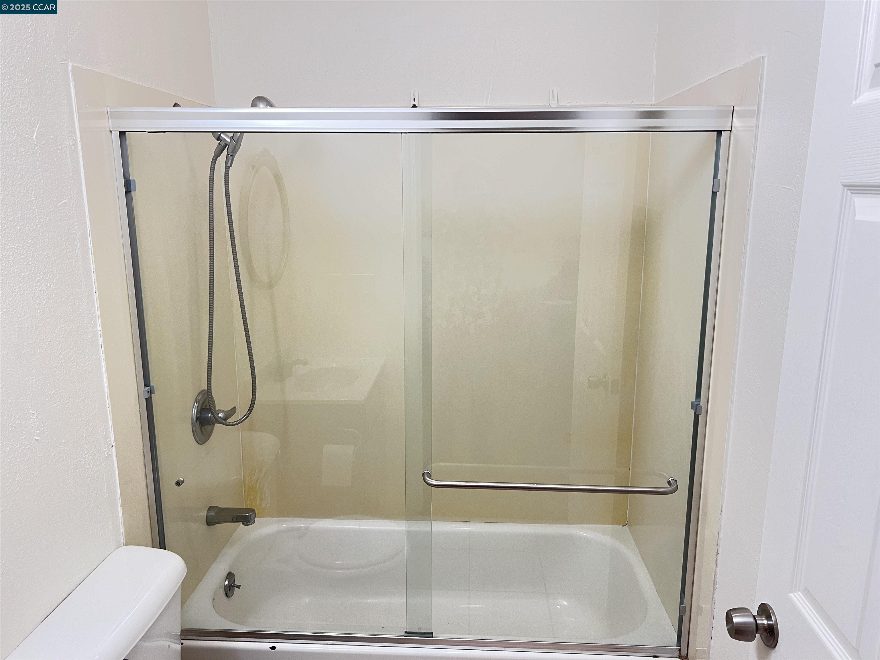 Detail Gallery Image 12 of 20 For 1050 37th St, Oakland,  CA 94608 - – Beds | – Baths