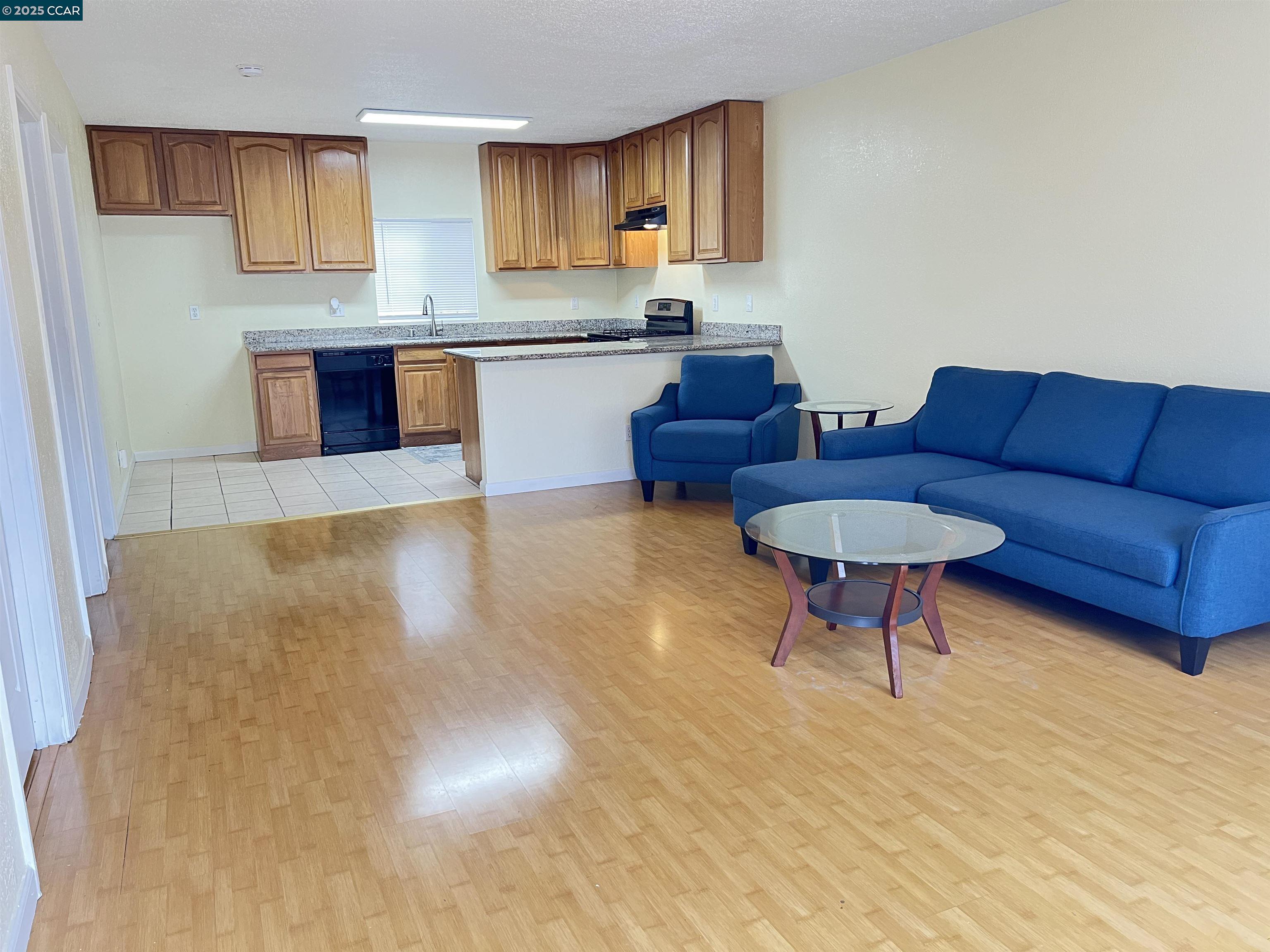 Detail Gallery Image 6 of 20 For 1050 37th St, Oakland,  CA 94608 - – Beds | – Baths