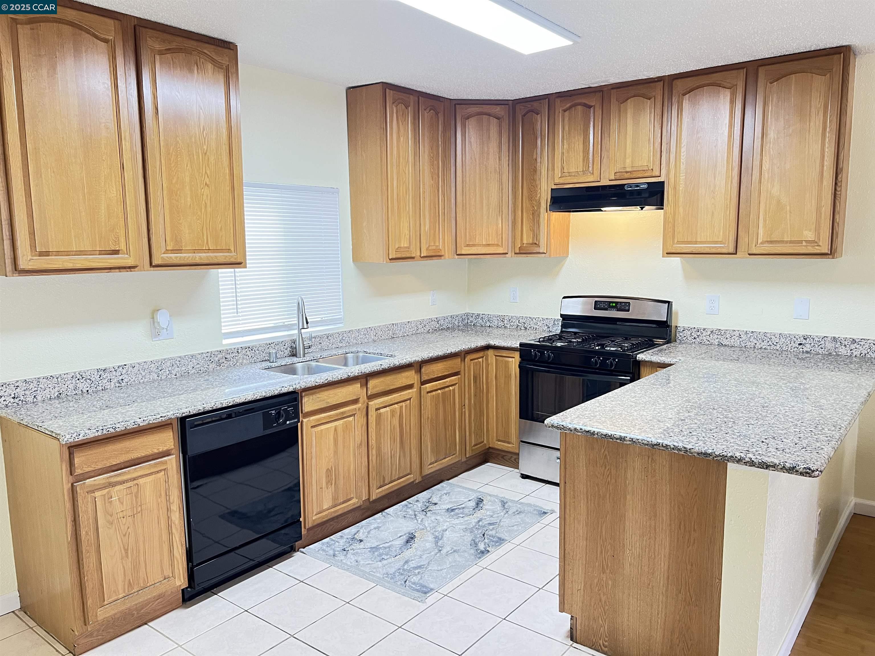 Detail Gallery Image 8 of 20 For 1050 37th St, Oakland,  CA 94608 - – Beds | – Baths