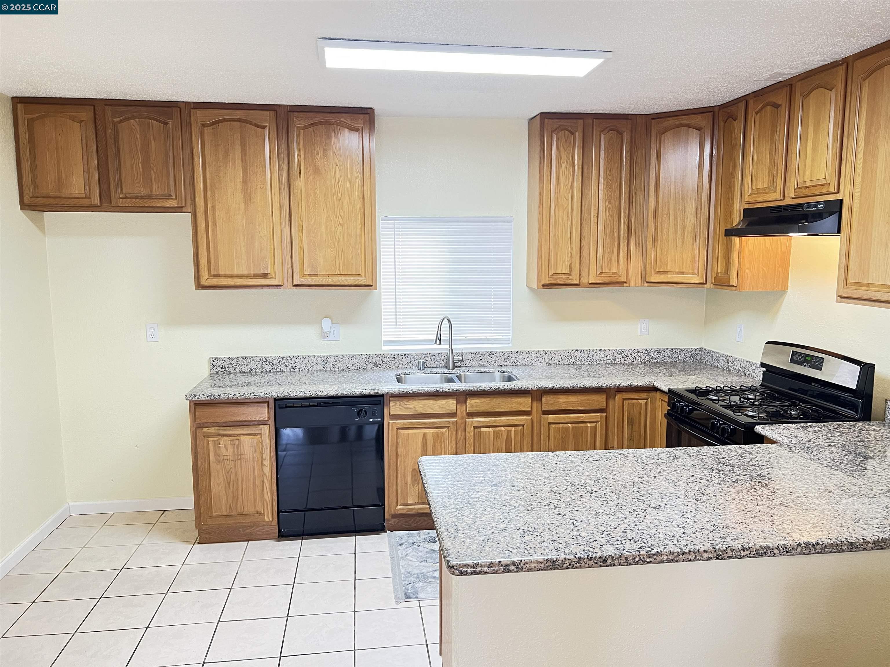 Detail Gallery Image 9 of 20 For 1050 37th St, Oakland,  CA 94608 - – Beds | – Baths