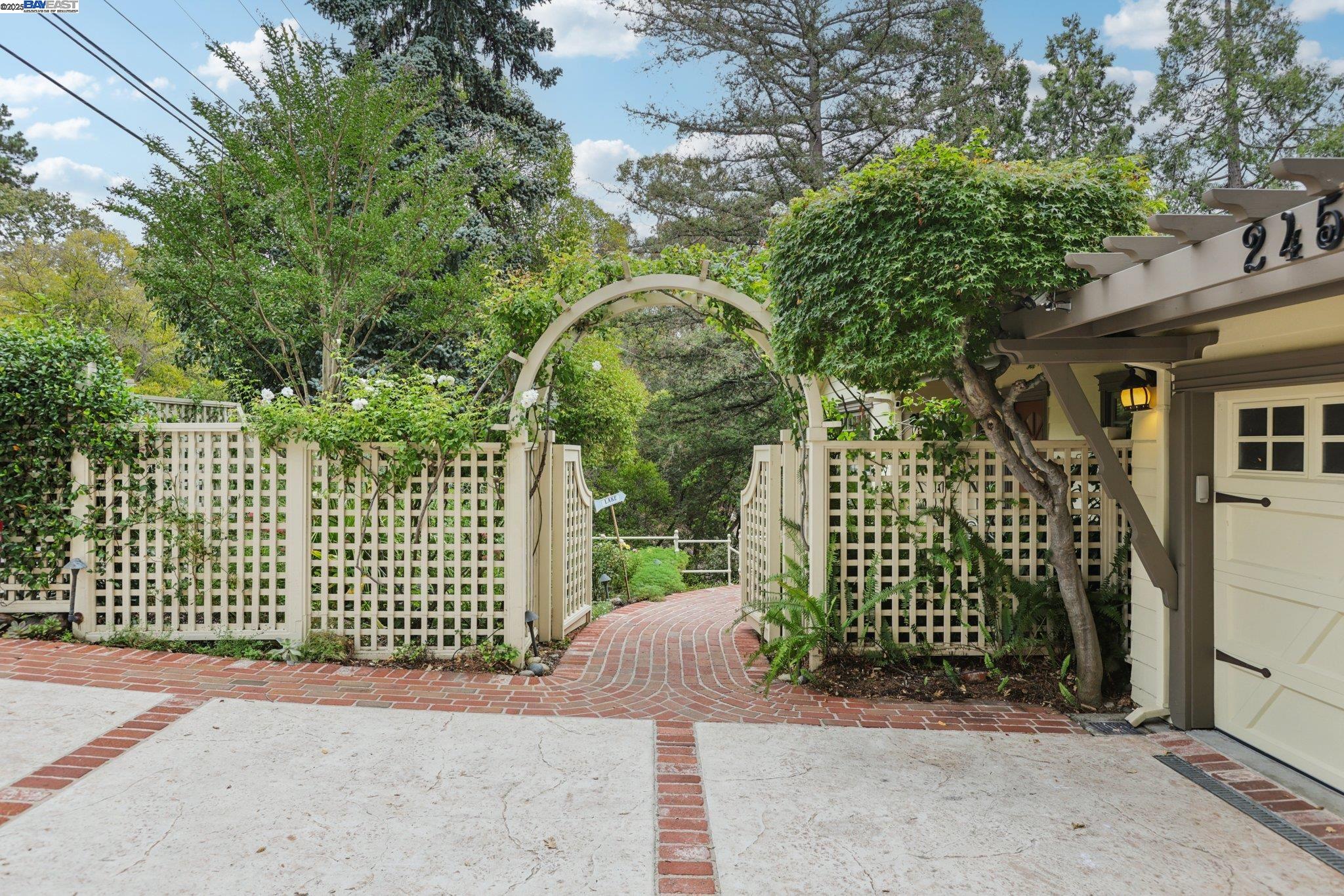 Detail Gallery Image 4 of 60 For 245 Lakewood Road, Walnut Creek,  CA 94598 - 3 Beds | 3 Baths