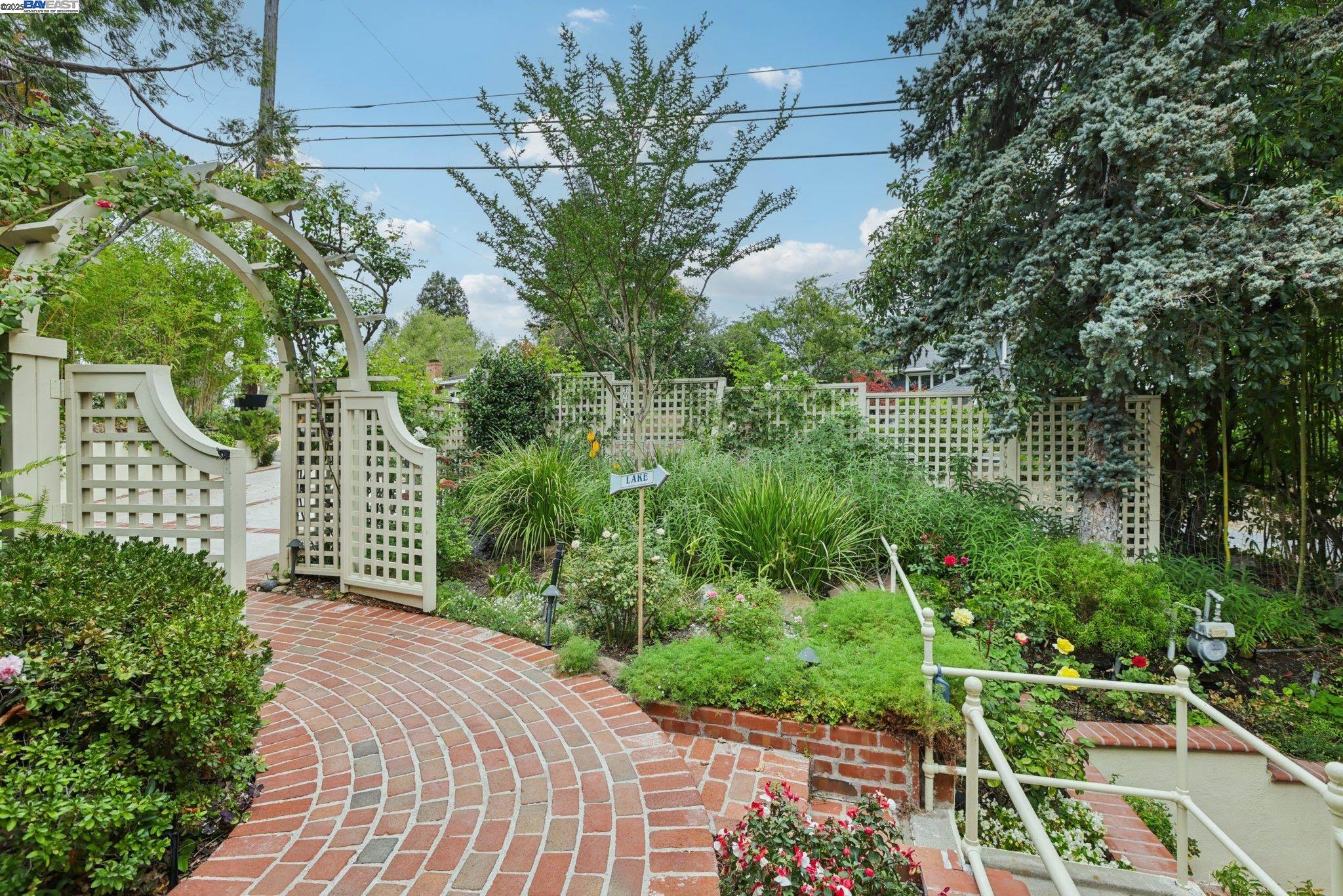 Detail Gallery Image 5 of 60 For 245 Lakewood Road, Walnut Creek,  CA 94598 - 3 Beds | 3 Baths