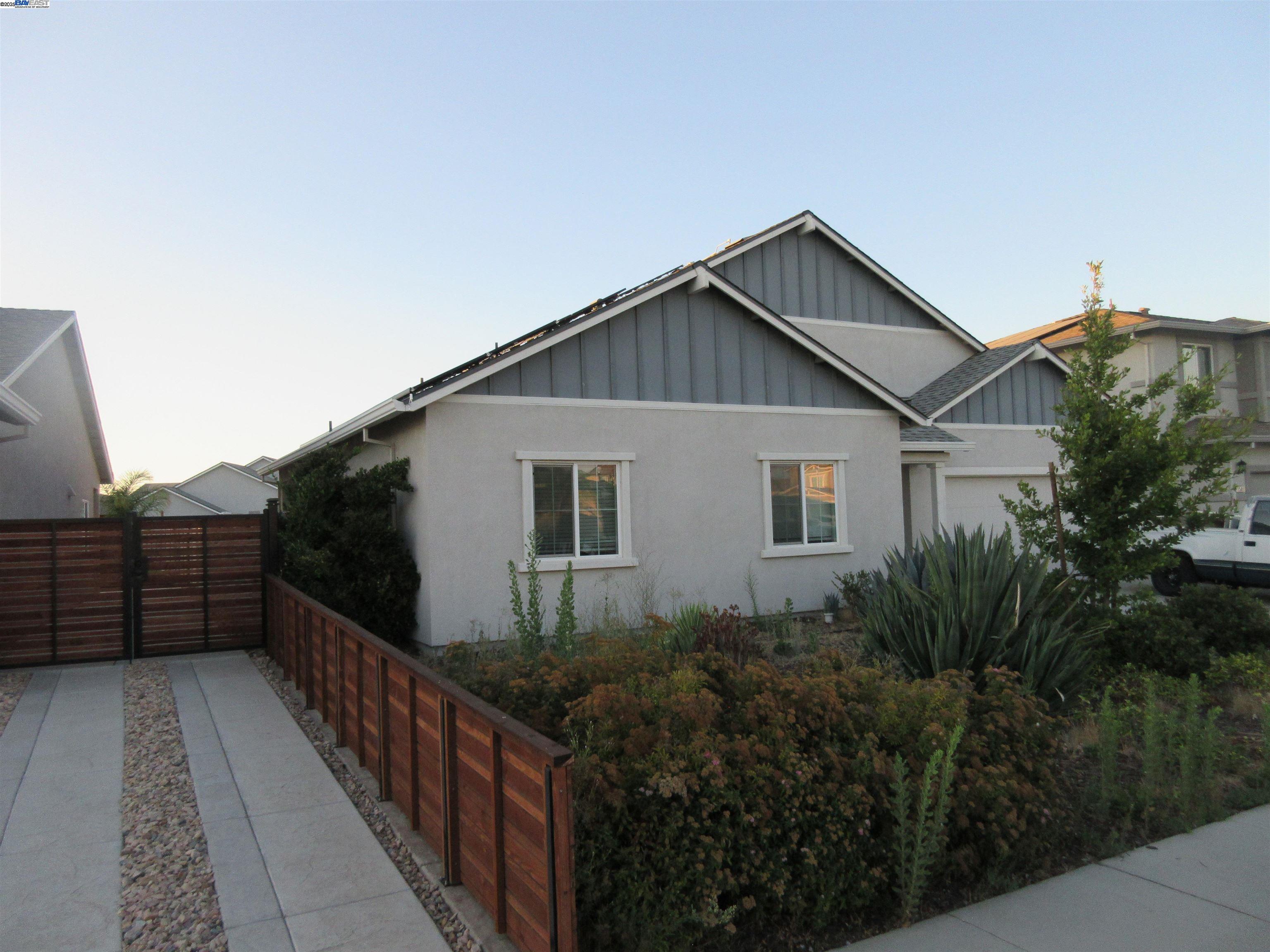 Detail Gallery Image 2 of 28 For 1573 Tannehill Dr, Manteca,  CA 95337 - 3 Beds | 2 Baths