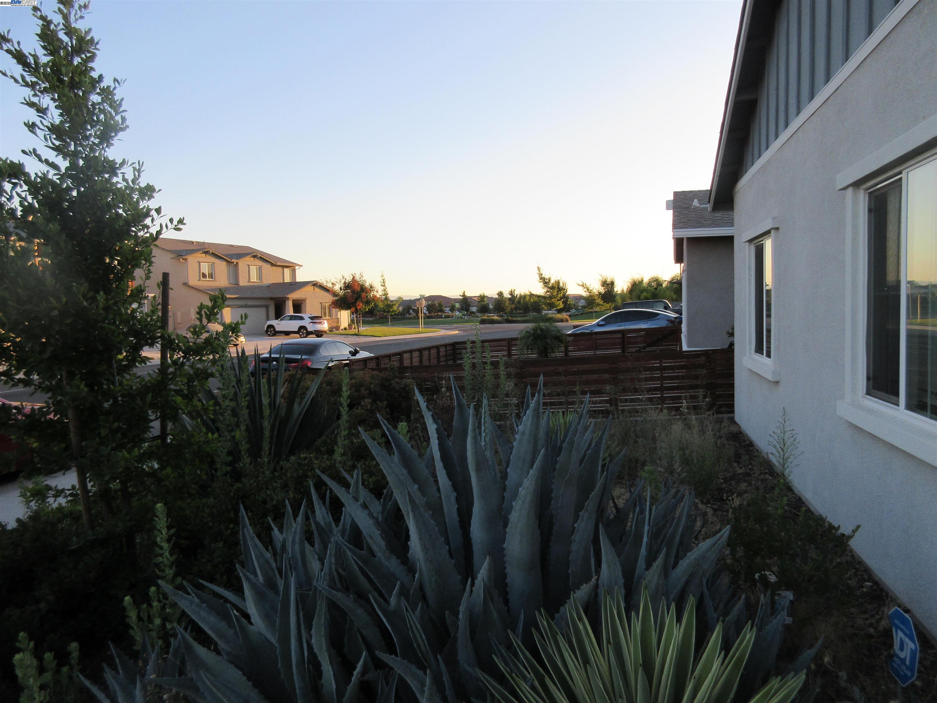 Detail Gallery Image 3 of 28 For 1573 Tannehill Dr, Manteca,  CA 95337 - 3 Beds | 2 Baths