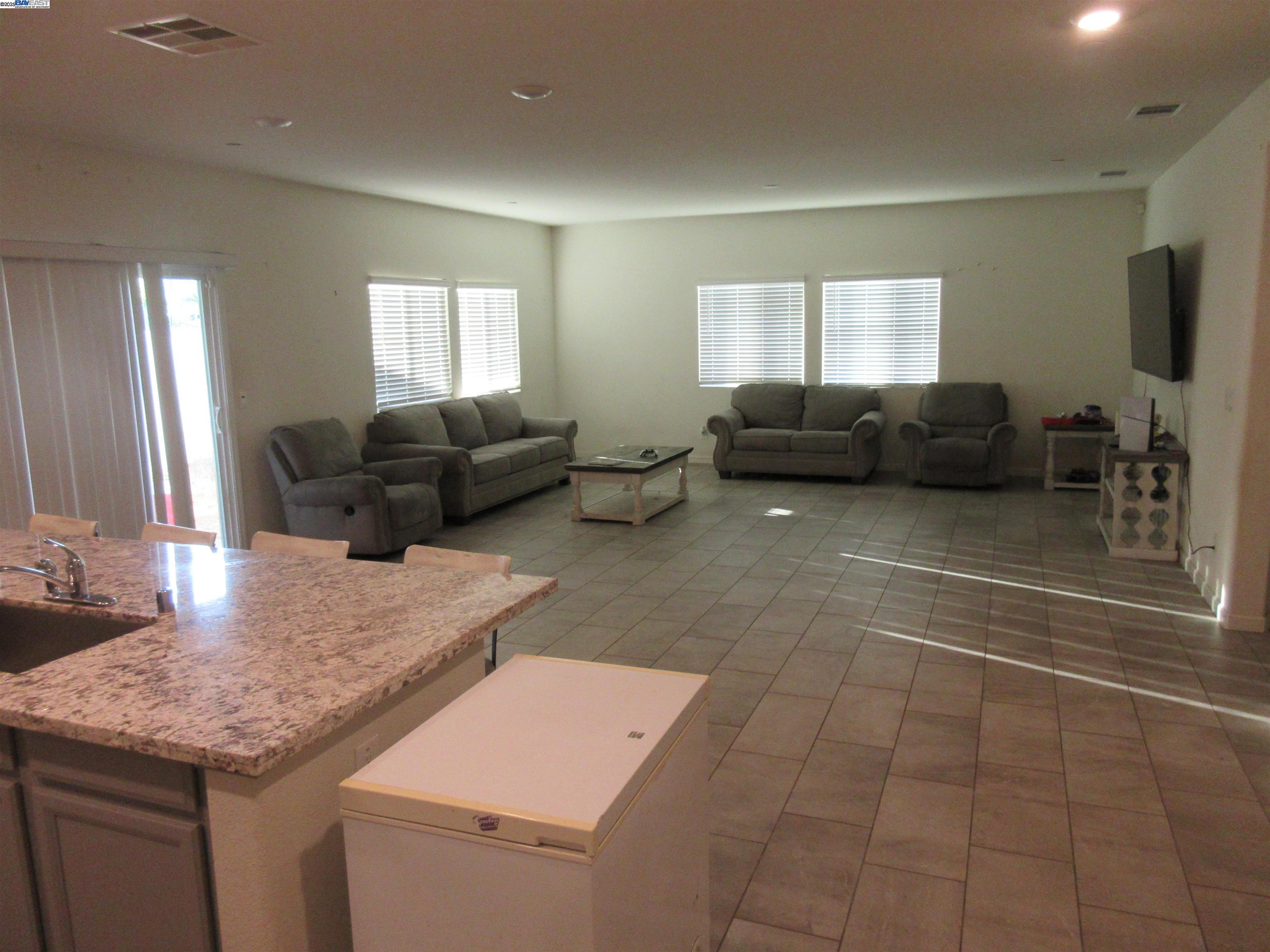 Detail Gallery Image 5 of 28 For 1573 Tannehill Dr, Manteca,  CA 95337 - 3 Beds | 2 Baths