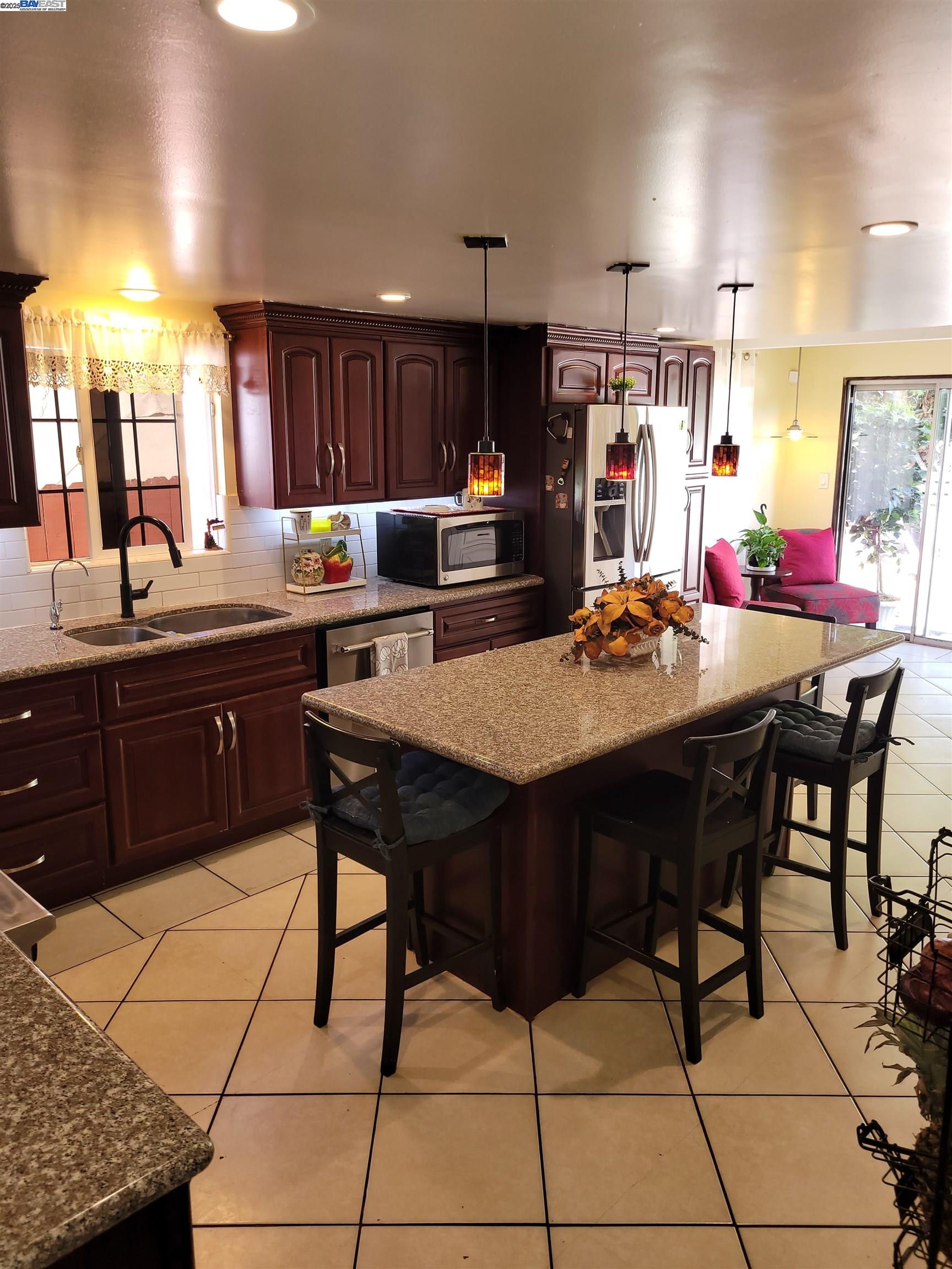 Detail Gallery Image 4 of 17 For 4441 Jana Vista Rd., El Sobrante,  CA 94803 - 3 Beds | 2 Baths