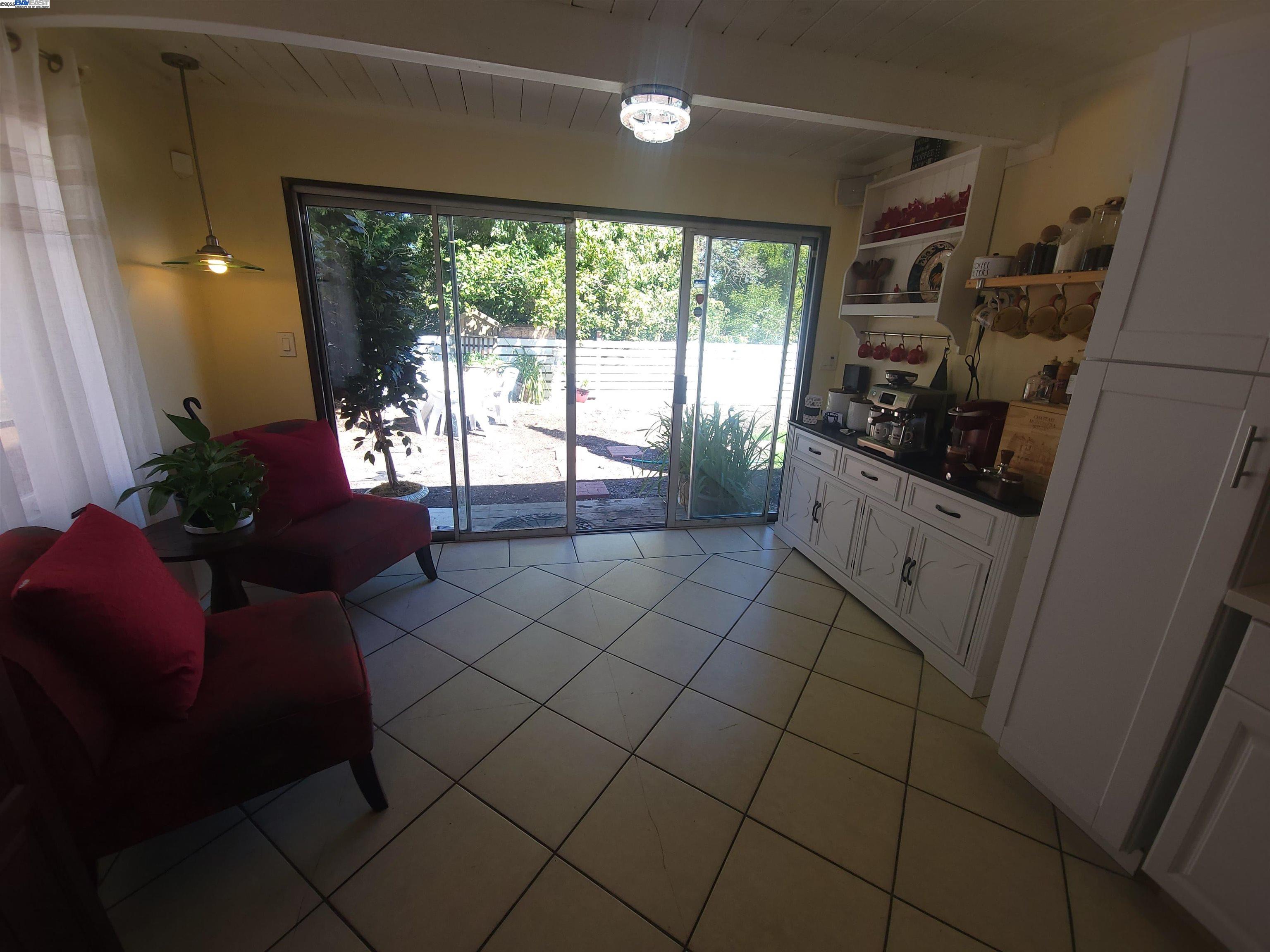 Detail Gallery Image 8 of 17 For 4441 Jana Vista Rd., El Sobrante,  CA 94803 - 3 Beds | 2 Baths