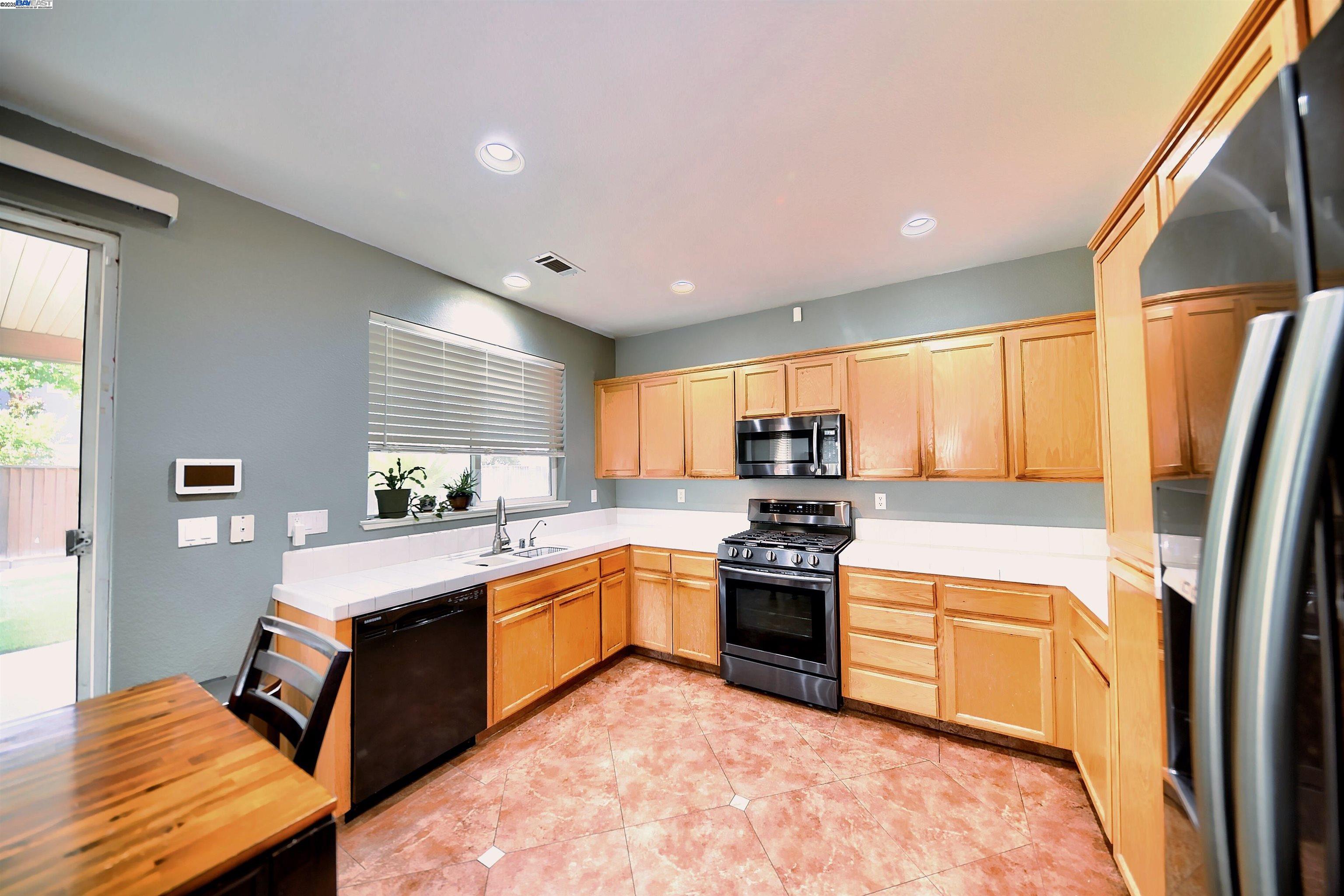 Detail Gallery Image 16 of 34 For 2833 Clover Hill Ct, Tracy,  CA 95377 - 4 Beds | 2/1 Baths